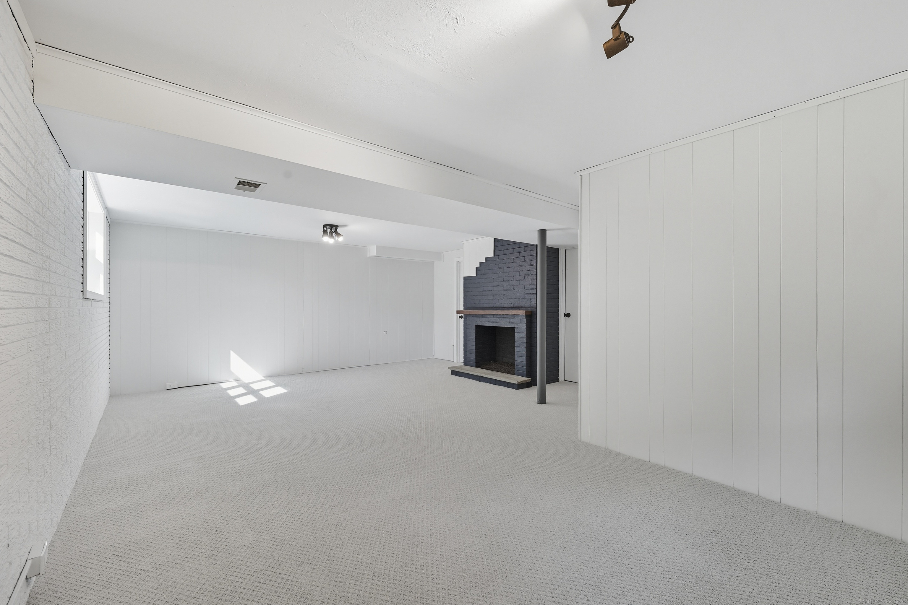 Clinton, Connecticut 06413, United States, 3 Bedrooms Bedrooms, ,2 BathroomsBathrooms,Residential,Pending,229417