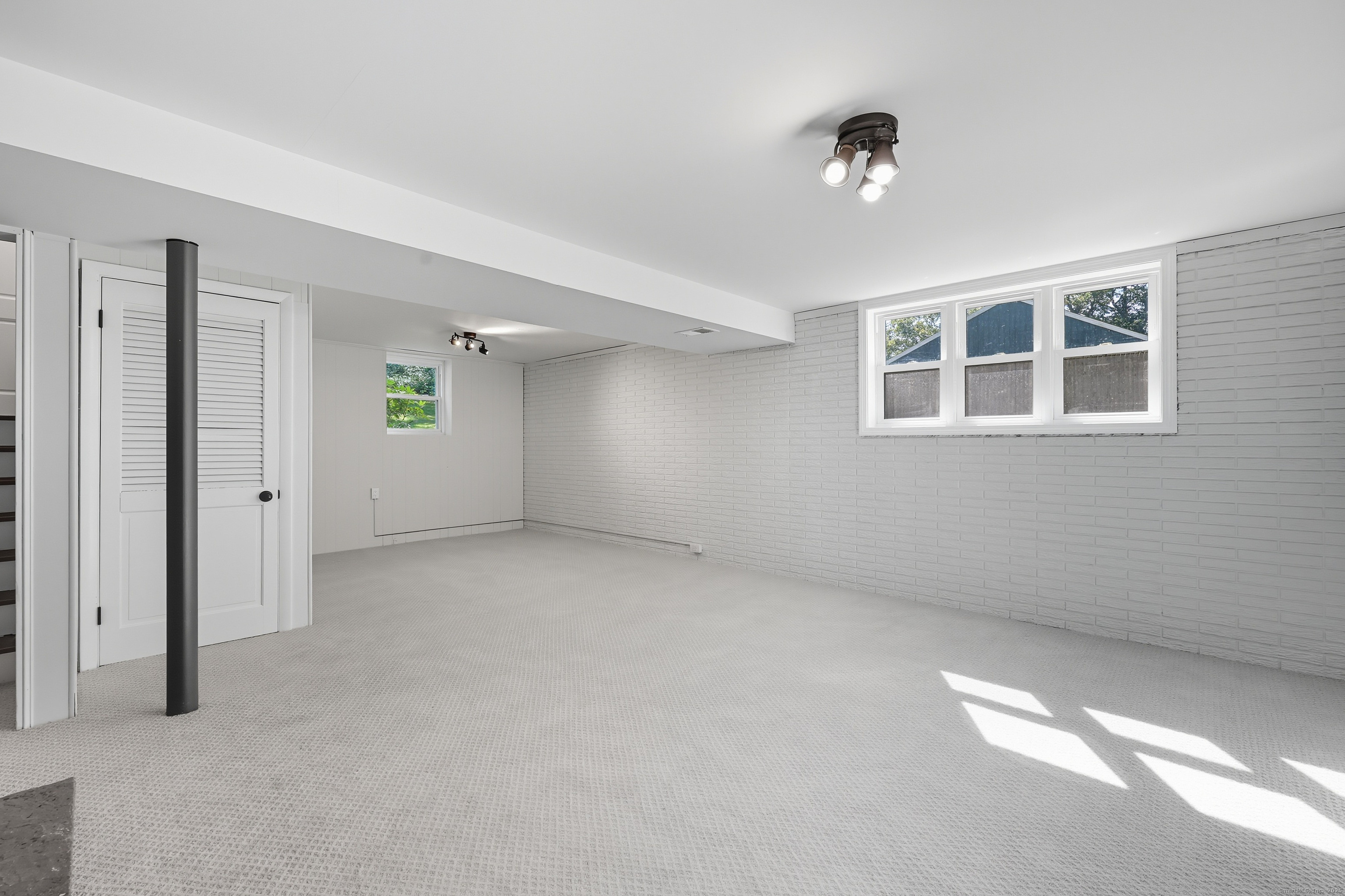 Clinton, Connecticut 06413, United States, 3 Bedrooms Bedrooms, ,2 BathroomsBathrooms,Residential,Pending,229417