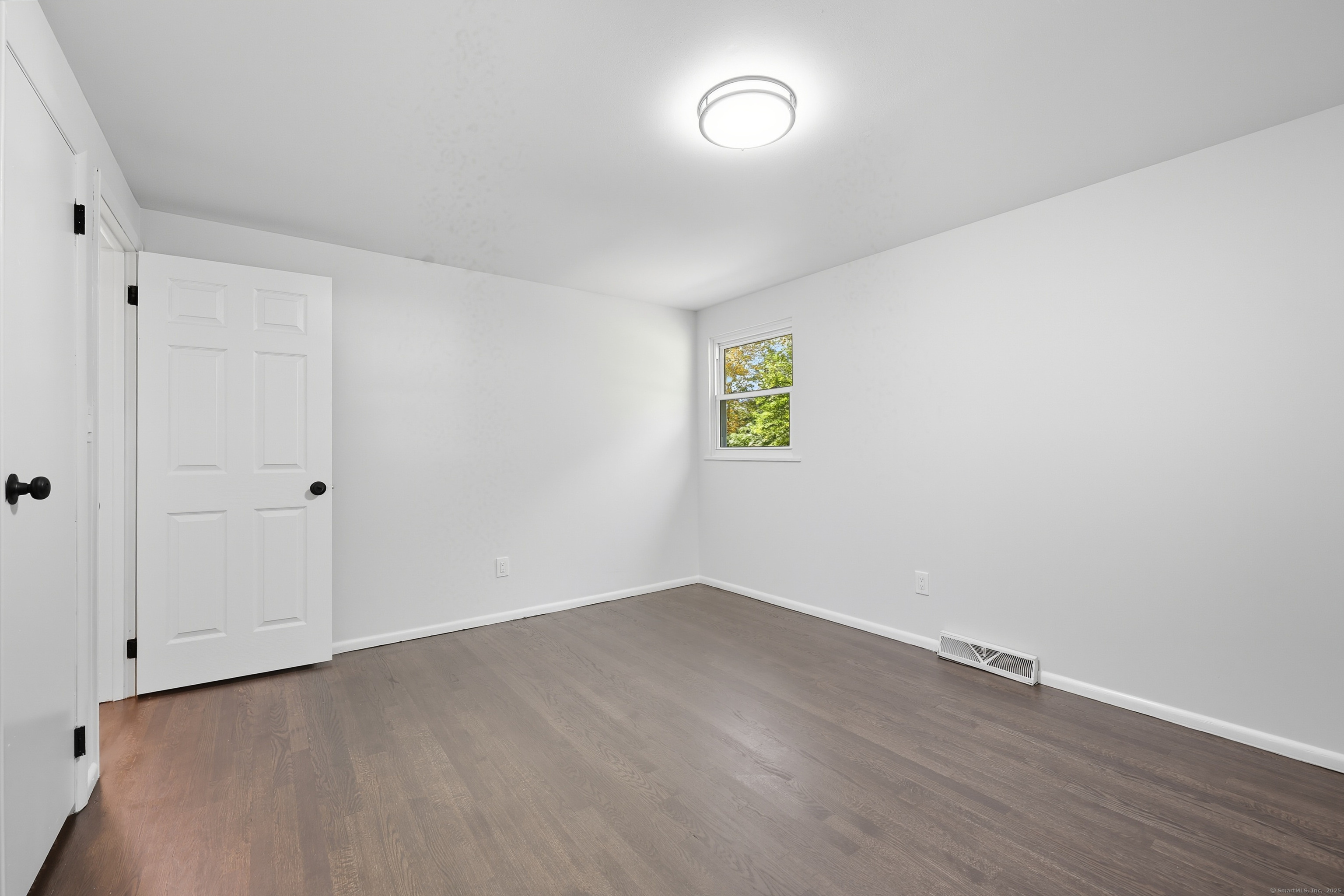 Clinton, Connecticut 06413, United States, 3 Bedrooms Bedrooms, ,2 BathroomsBathrooms,Residential,Pending,229417