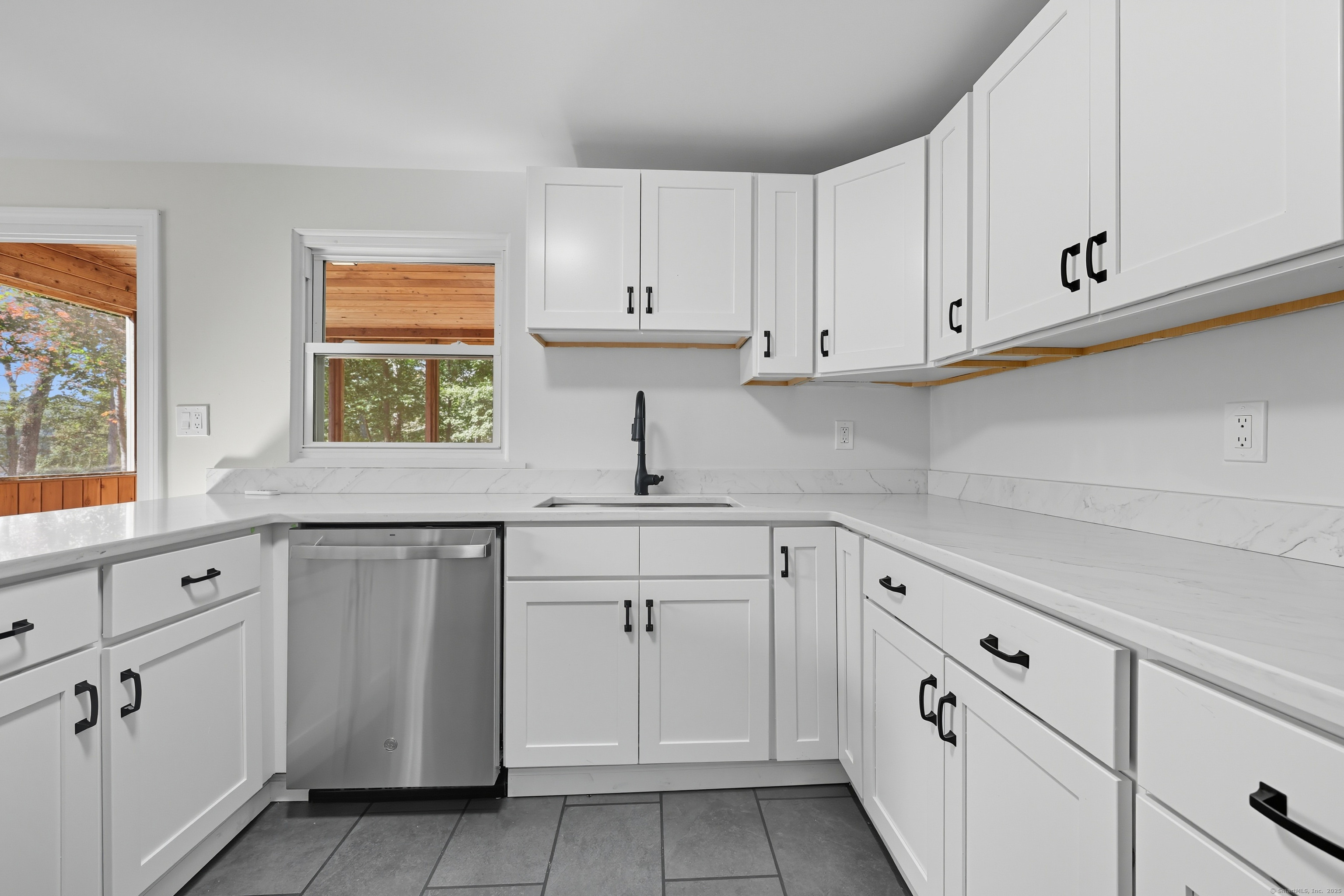 Clinton, Connecticut 06413, United States, 3 Bedrooms Bedrooms, ,2 BathroomsBathrooms,Residential,Pending,229417