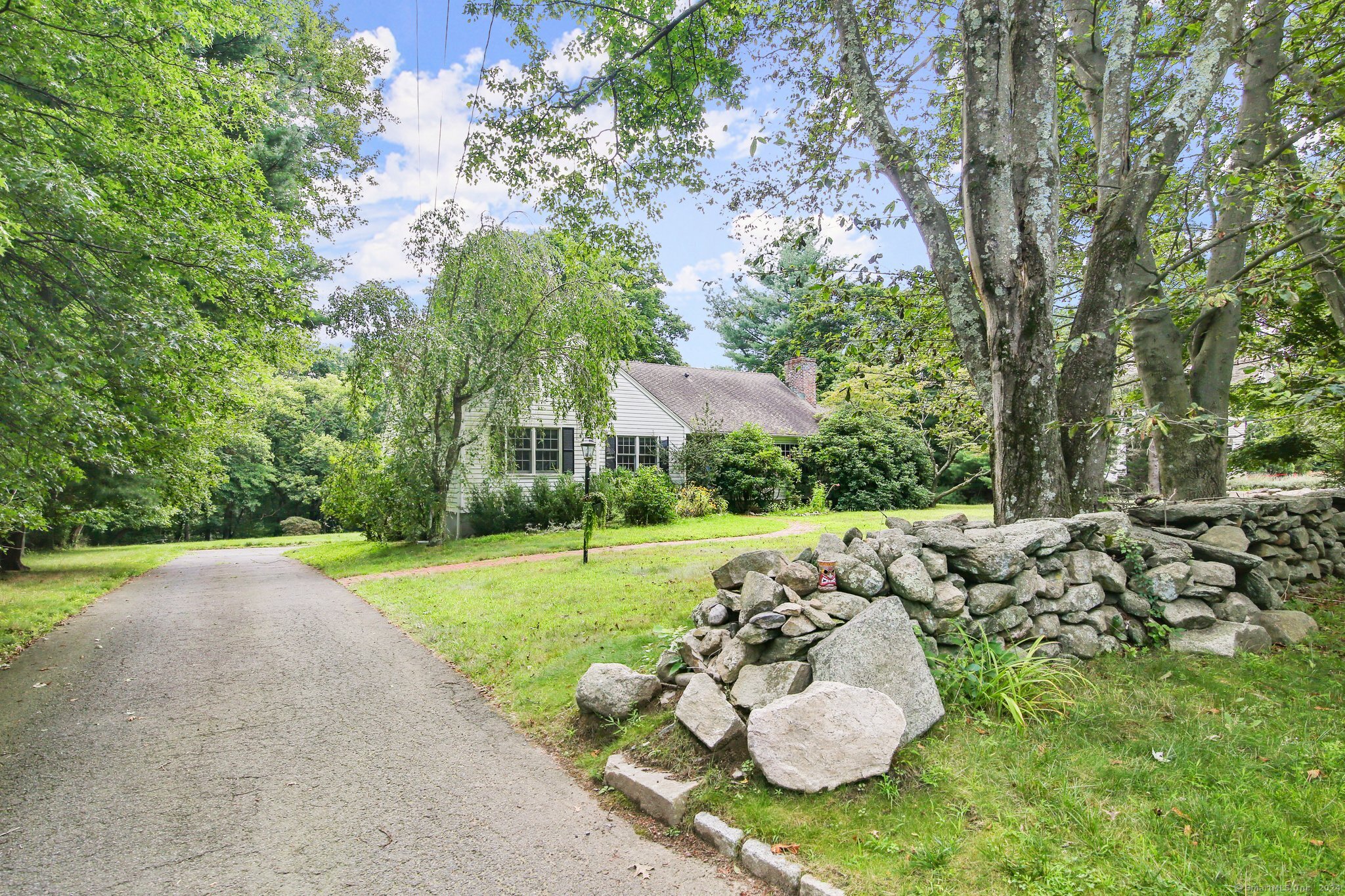 28 Skyview Lane, New Canaan, Connecticut - 5 Bedrooms  
4 Bathrooms  
9 Rooms - 