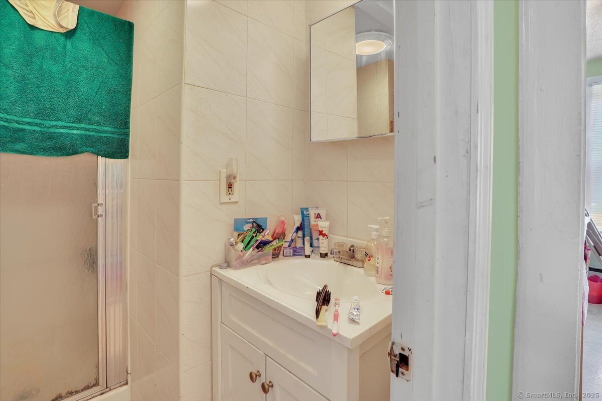 Norwich, Connecticut 06360, United States, 5 Bedrooms Bedrooms, ,4 BathroomsBathrooms,Residential,Active,161296