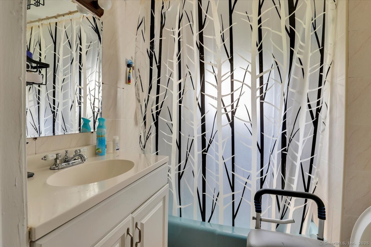 Norwich, Connecticut 06360, United States, 5 Bedrooms Bedrooms, ,4 BathroomsBathrooms,Residential,Active,161296