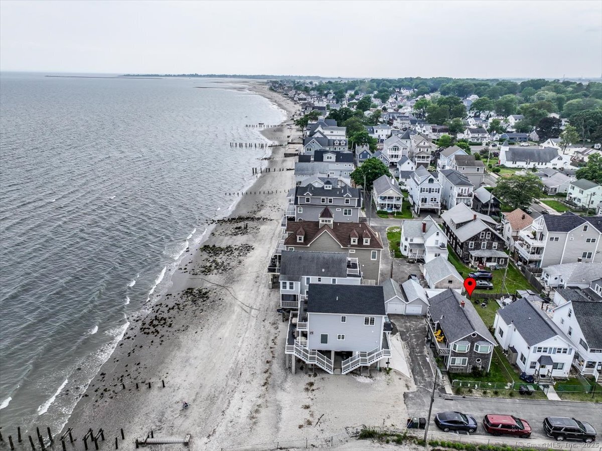 Ann Street, Milford, Connecticut - 3 Bedrooms  
2 Bathrooms  
6 Rooms - 