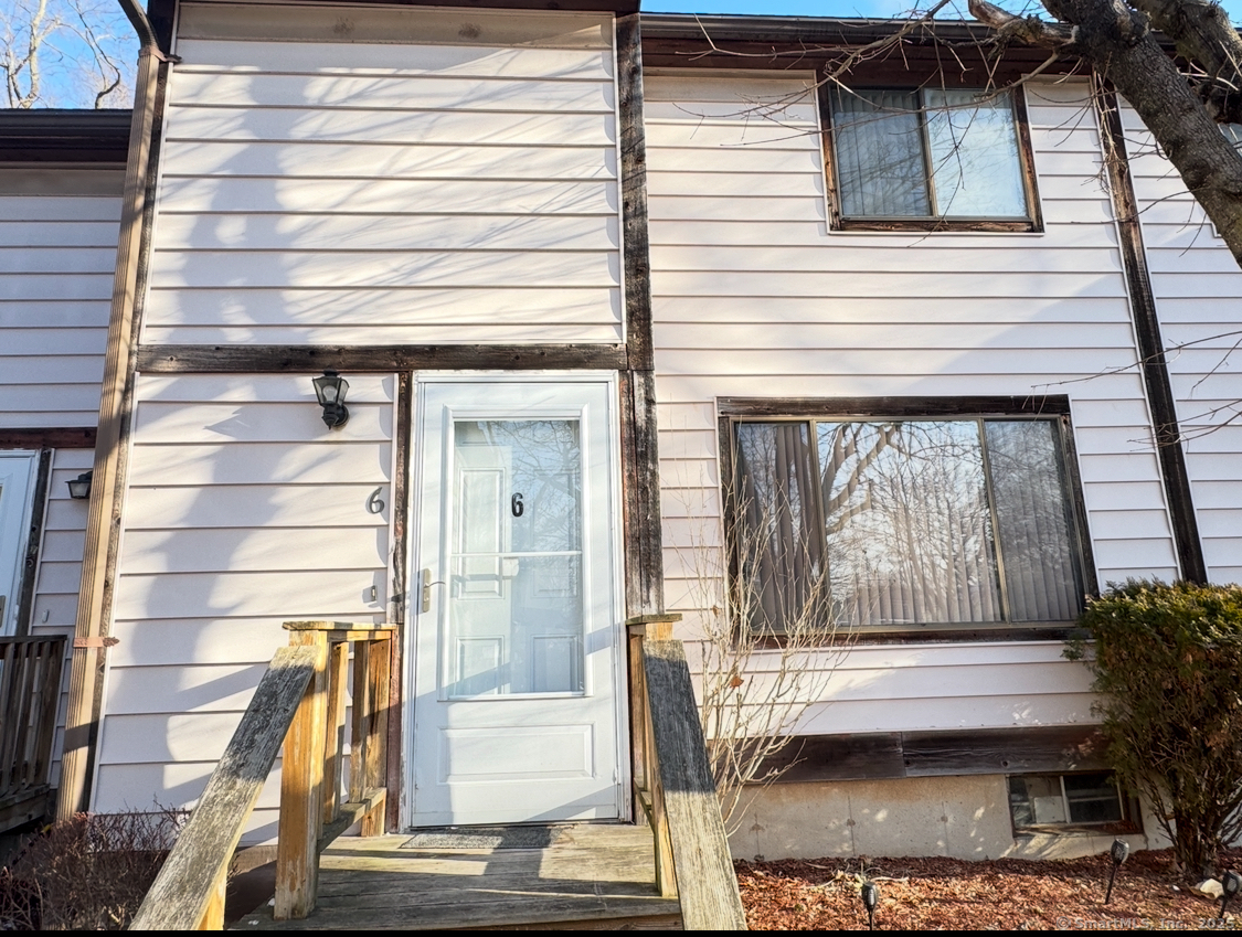 Hazel Street B6, New Haven, Connecticut - 3 Bedrooms  
2 Bathrooms  
5 Rooms - 