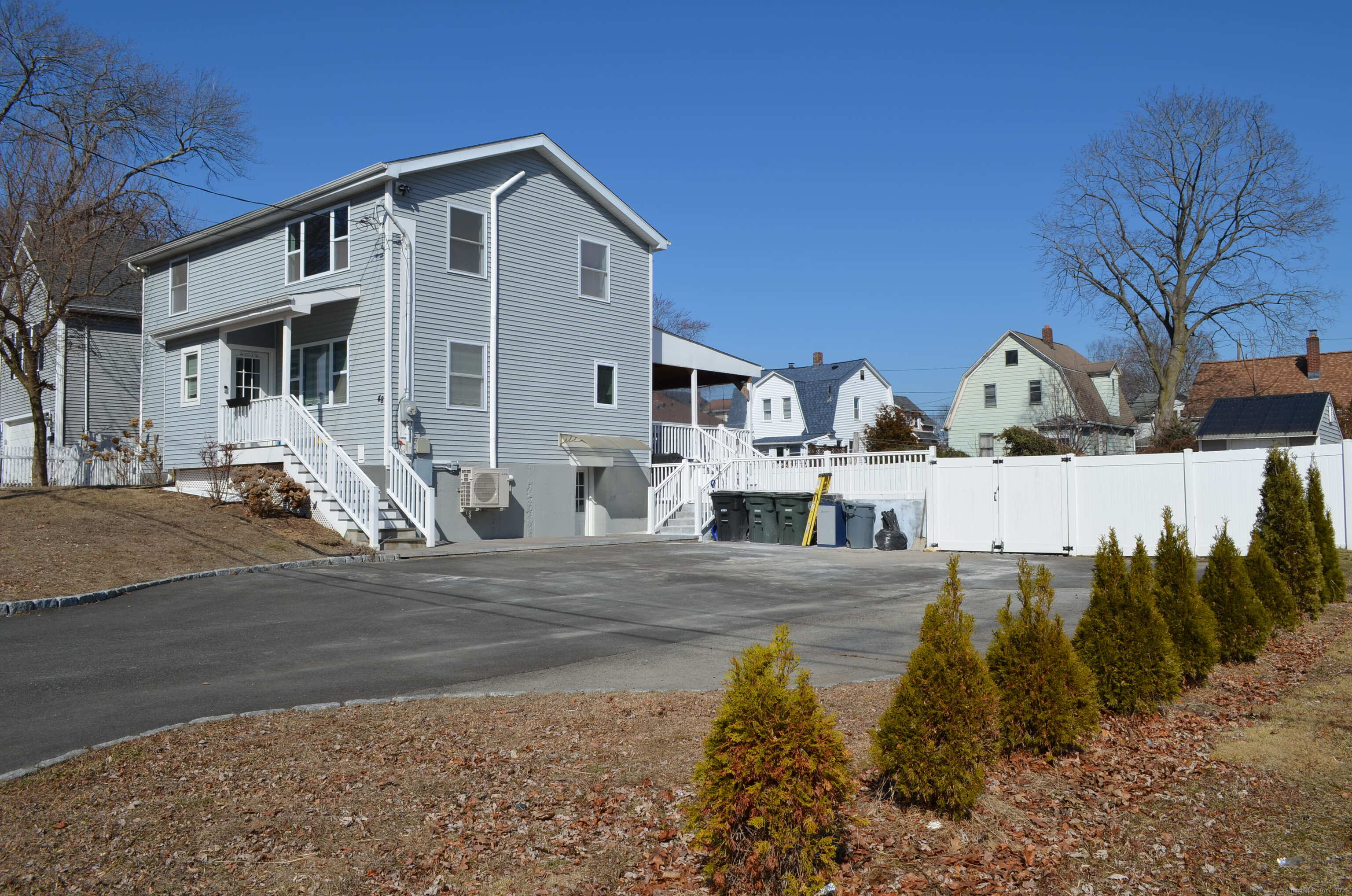 Ellis Street, Milford, Connecticut - 3 Bedrooms  
4 Bathrooms  
5 Rooms - 