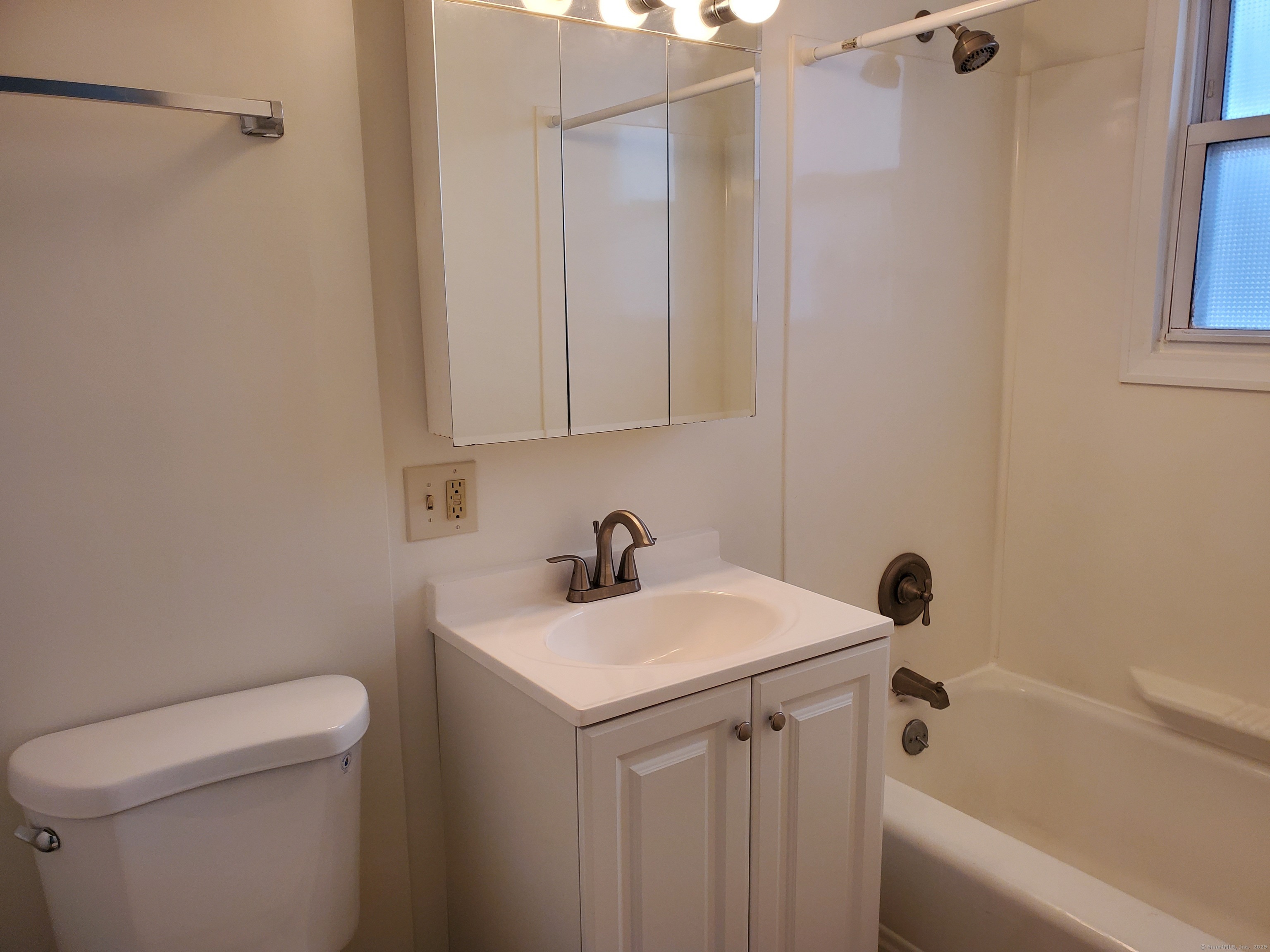 Cheshire, Connecticut 06410, United States, 1 Bedroom Bedrooms, ,1 BathroomBathrooms,Residential,Pending,943