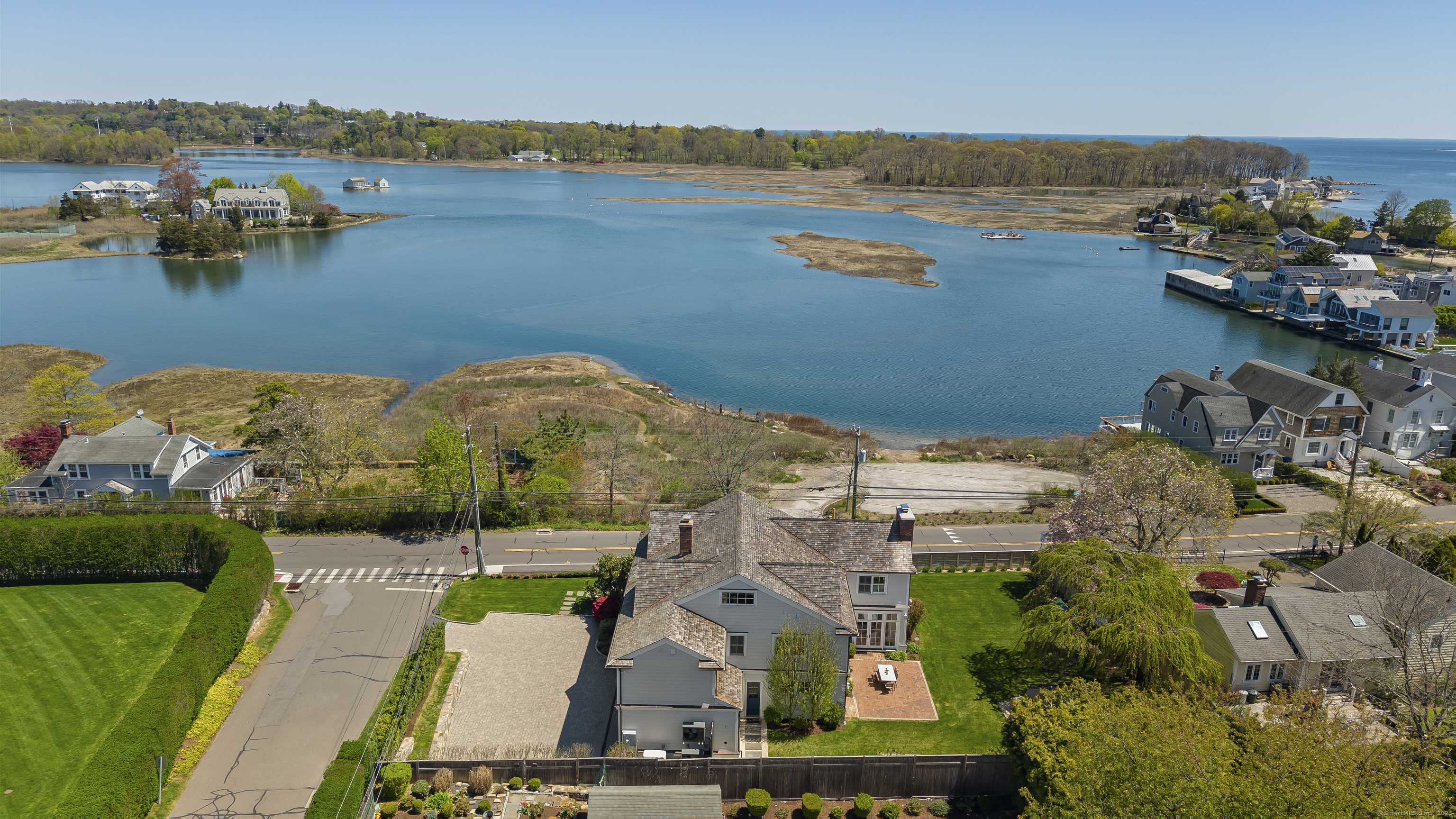 Hillspoint Road, Westport, Connecticut - 4 Bedrooms  
5 Bathrooms  
10 Rooms - 