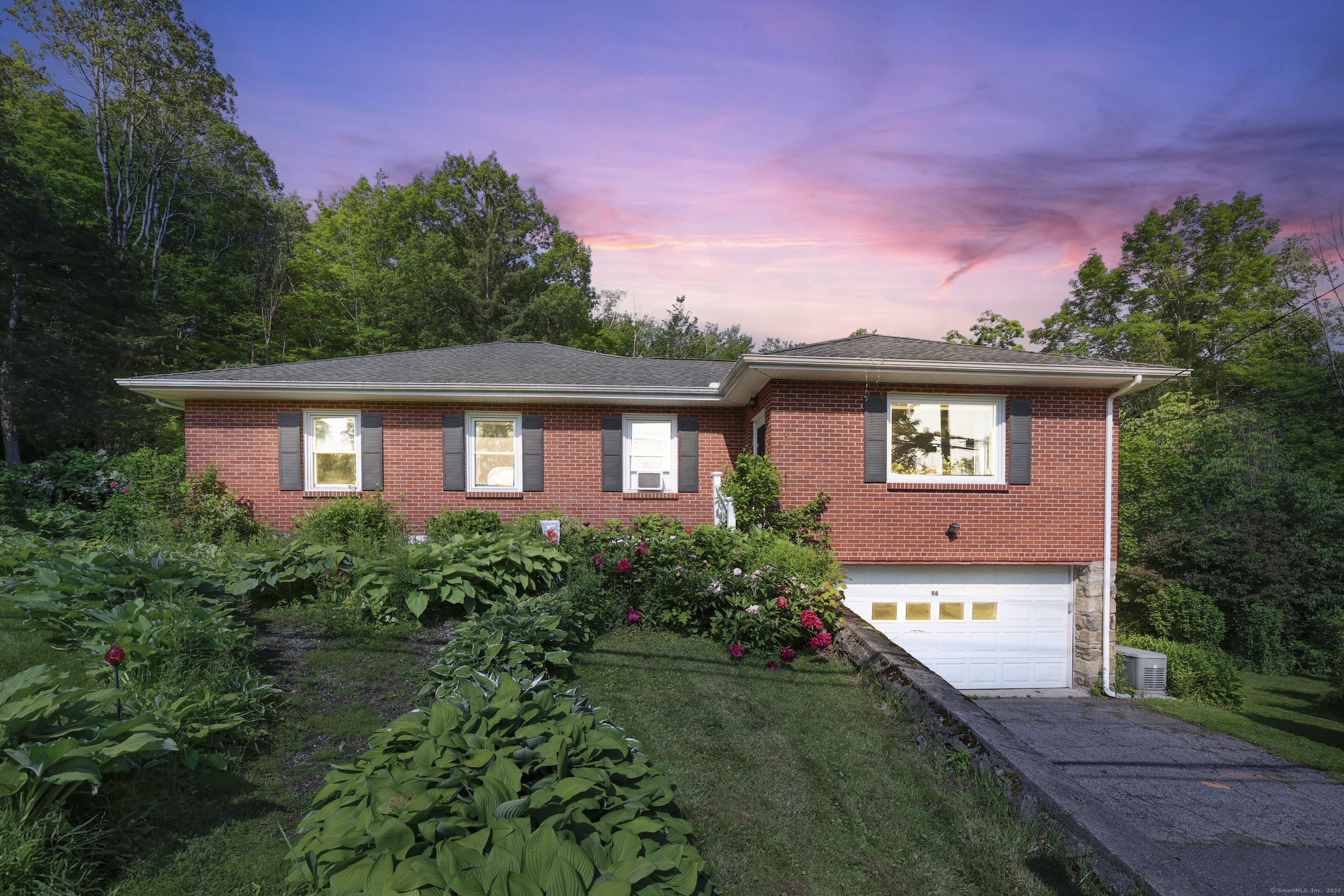 Aetna Avenue, Torrington, Connecticut - 3 Bedrooms  
1 Bathrooms  
6 Rooms - 
