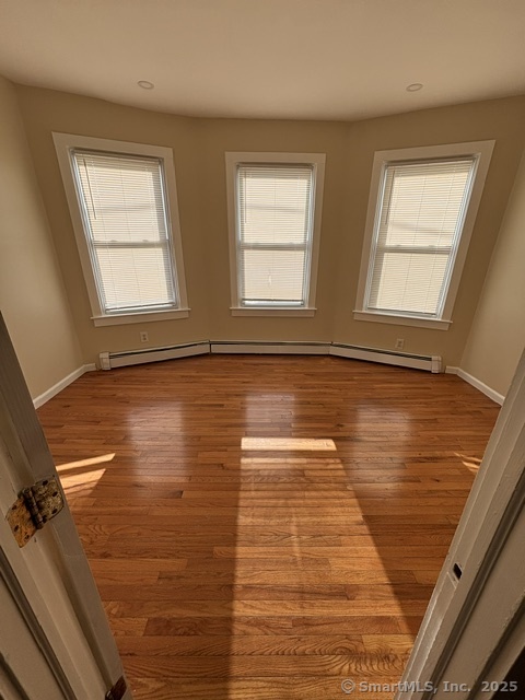 Cowles Street, Bridgeport, Connecticut - 2 Bedrooms  
1 Bathrooms  
4 Rooms - 
