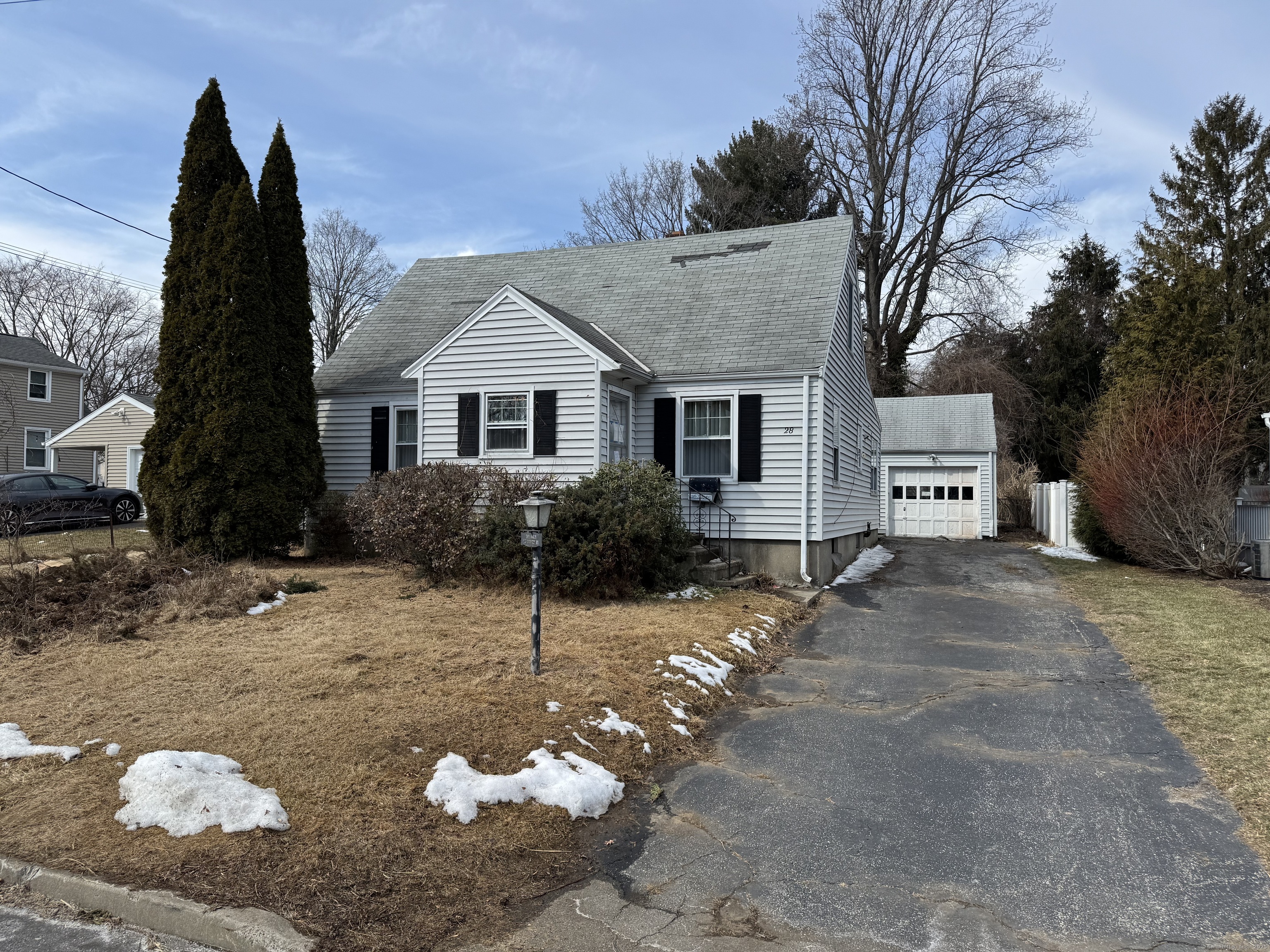 Property for Sale at Country Road, Fairfield, Connecticut - Bedrooms: 3 
Bathrooms: 2 
Rooms: 7  - $619,000