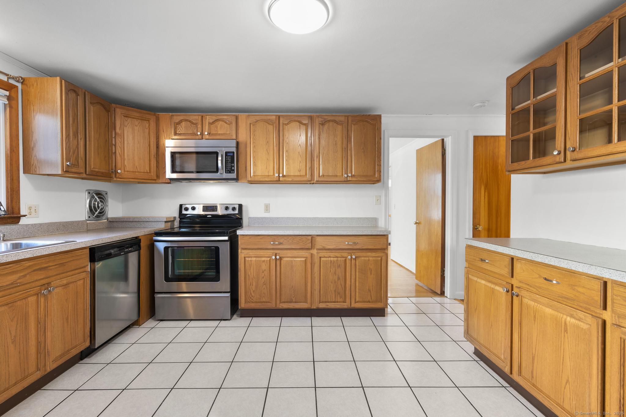 295 Oakwood Avenue, West Hartford, Connecticut image 8