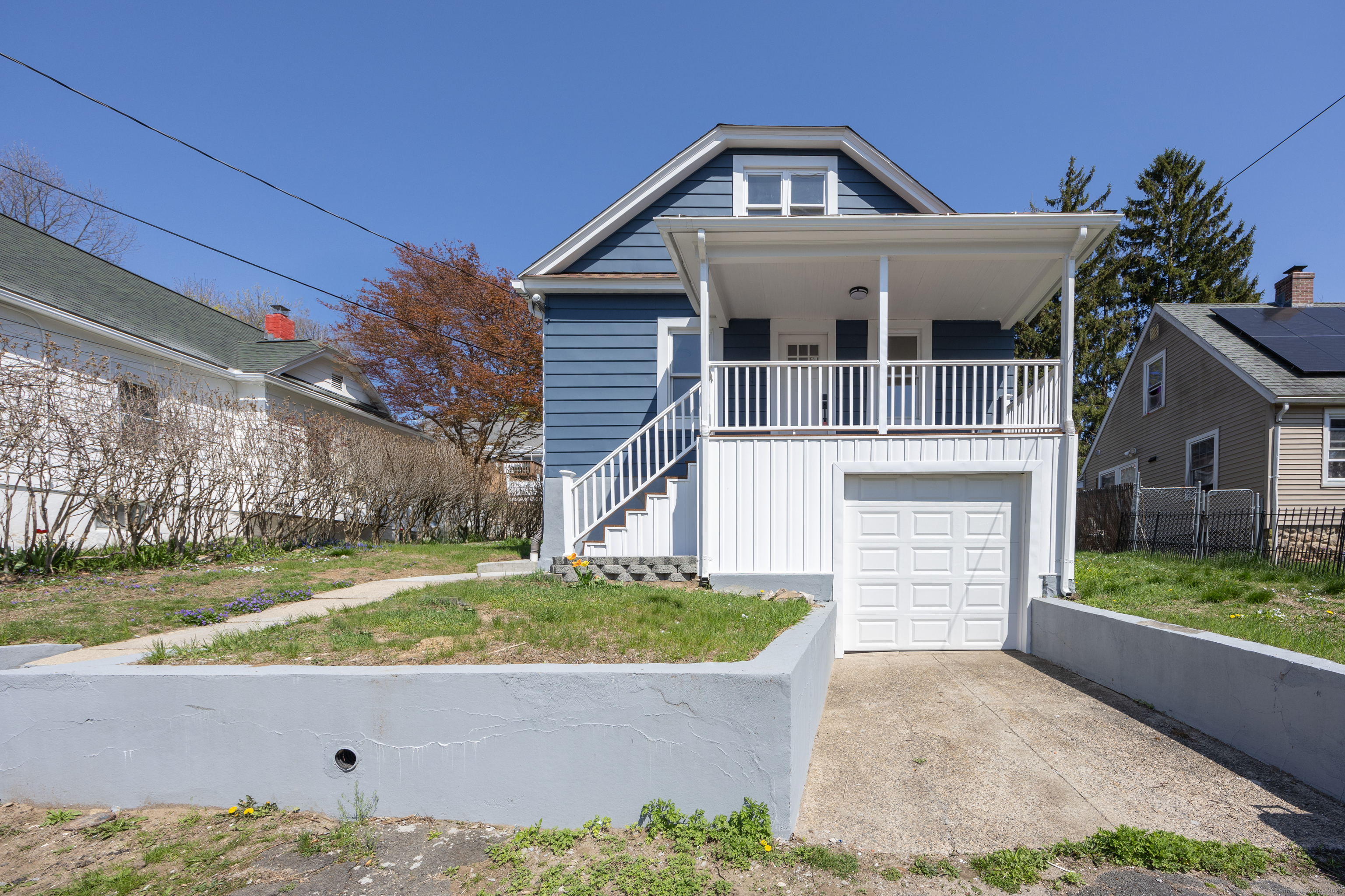 Lyndale Avenue, Waterbury, Connecticut - 3 Bedrooms  
2 Bathrooms  
7 Rooms - 
