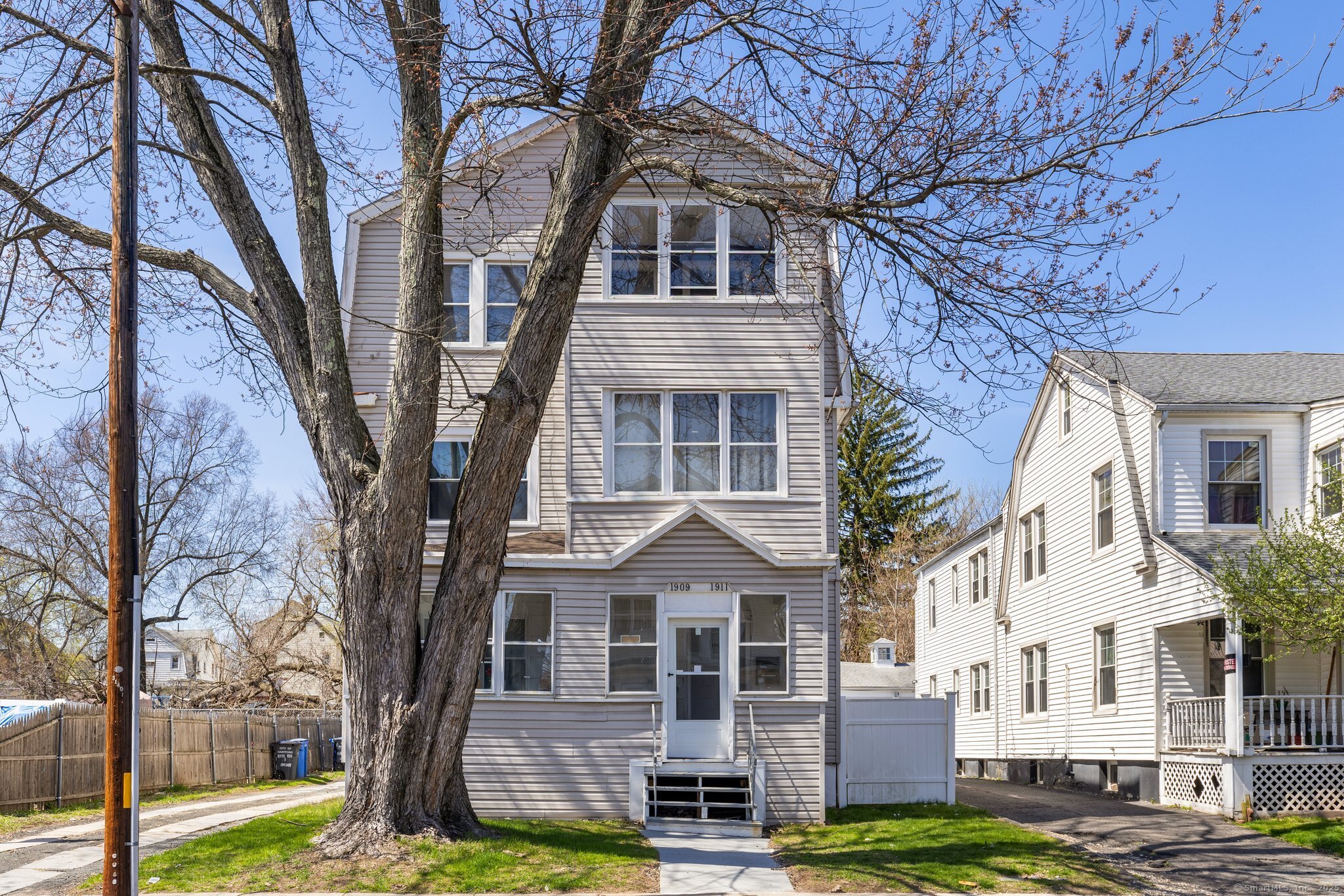 Property for Sale at Broad Street, Hartford, Connecticut - Bedrooms: 7 
Bathrooms: 3 
Rooms: 15  - $549,000