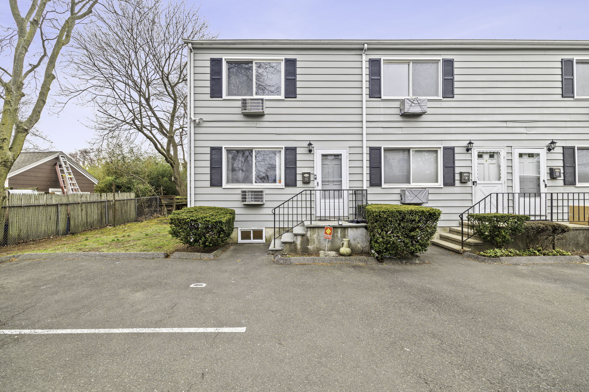 Courtland Circle Apt D, Stamford, Connecticut - 2 Bedrooms  
2 Bathrooms  
4 Rooms - 