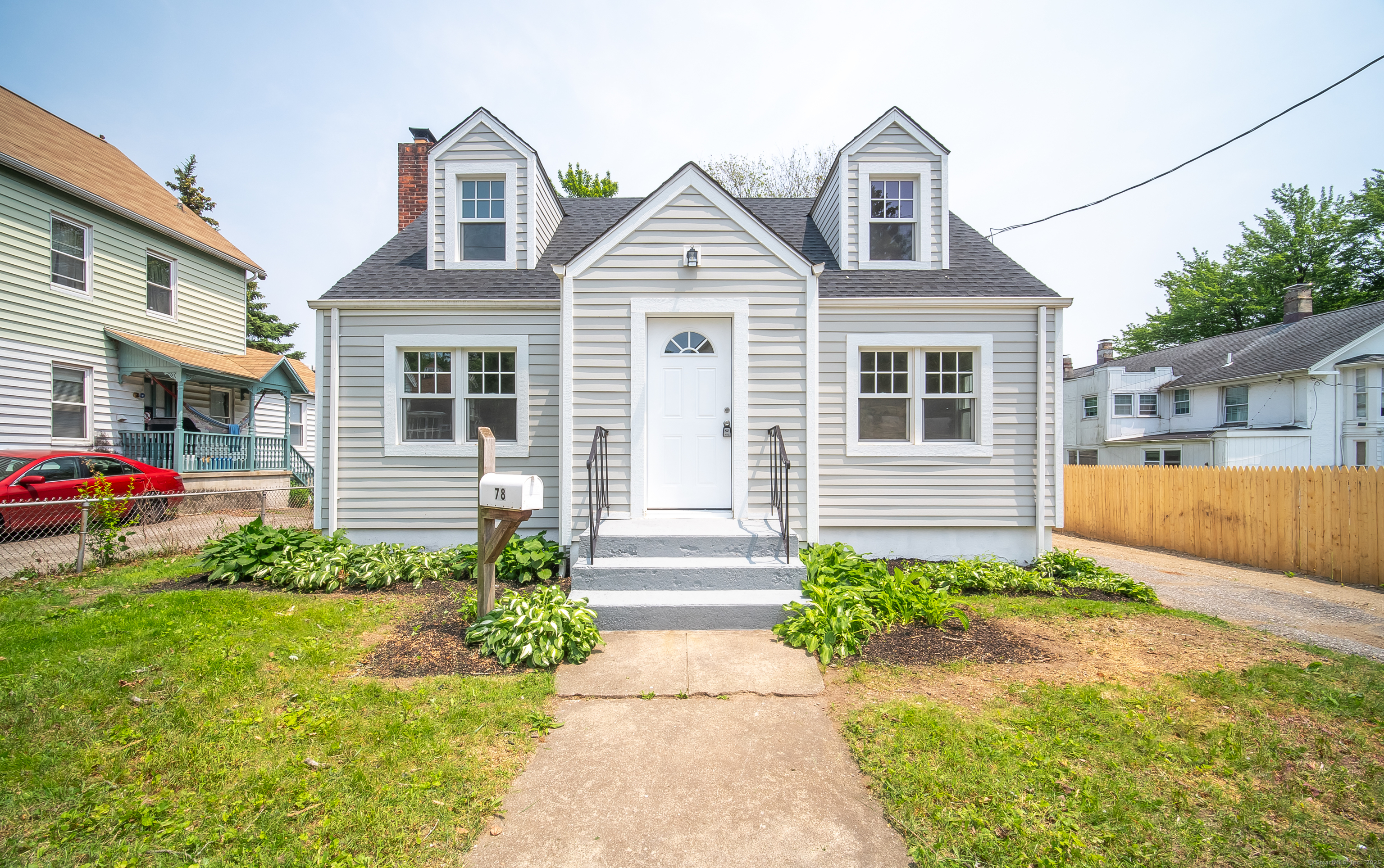 White Street, Stratford, Connecticut - 3 Bedrooms  
2 Bathrooms  
8 Rooms - 