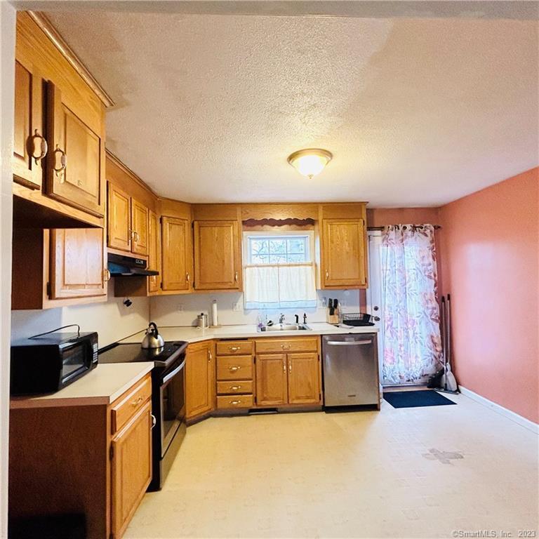 9 Village Green Drive, New Britain, Connecticut image 7