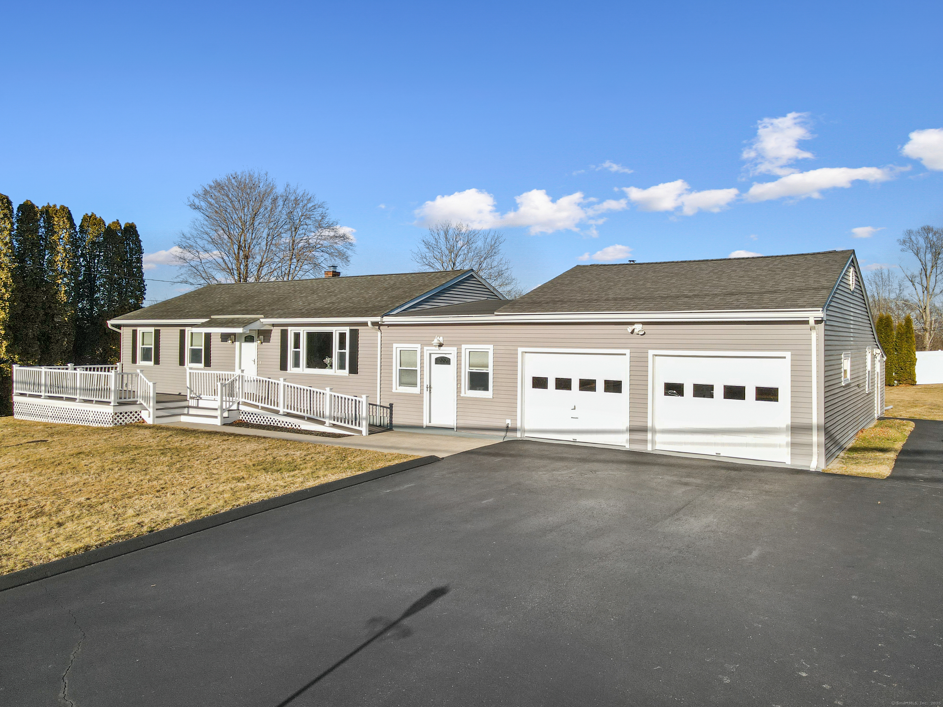 Vauxhall Street Extension, Waterford, Connecticut - 4 Bedrooms  
3 Bathrooms  
8 Rooms - 