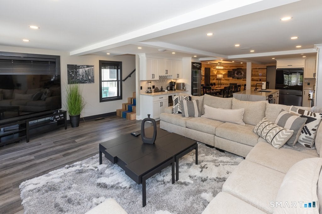 48 Swan Avenue