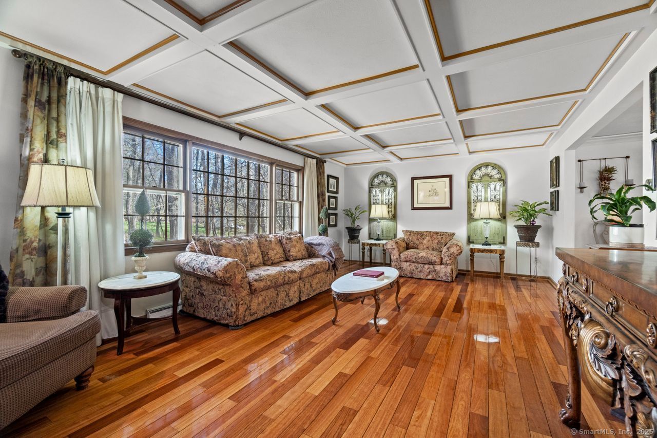 32 Forest Glen Drive, Woodbridge, Connecticut image 2