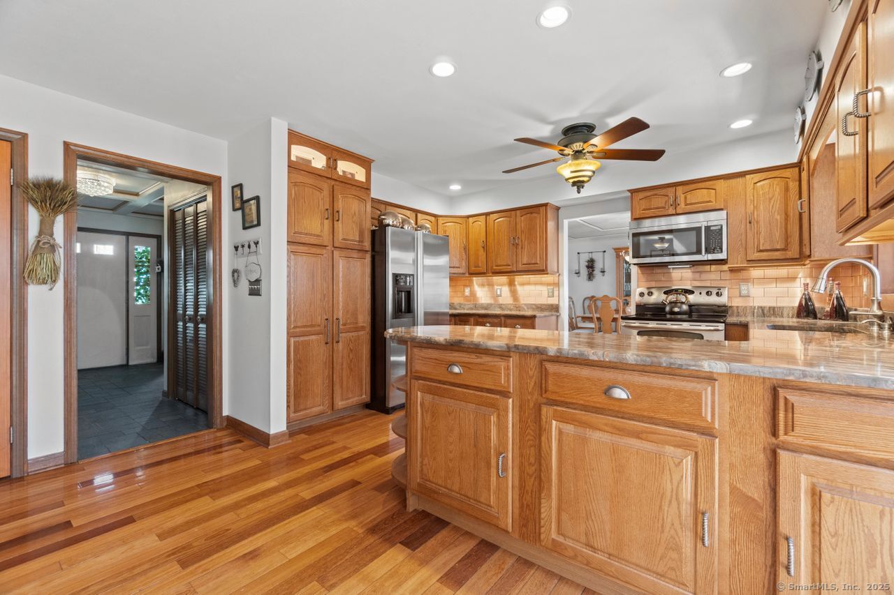 32 Forest Glen Drive, Woodbridge, Connecticut image 8