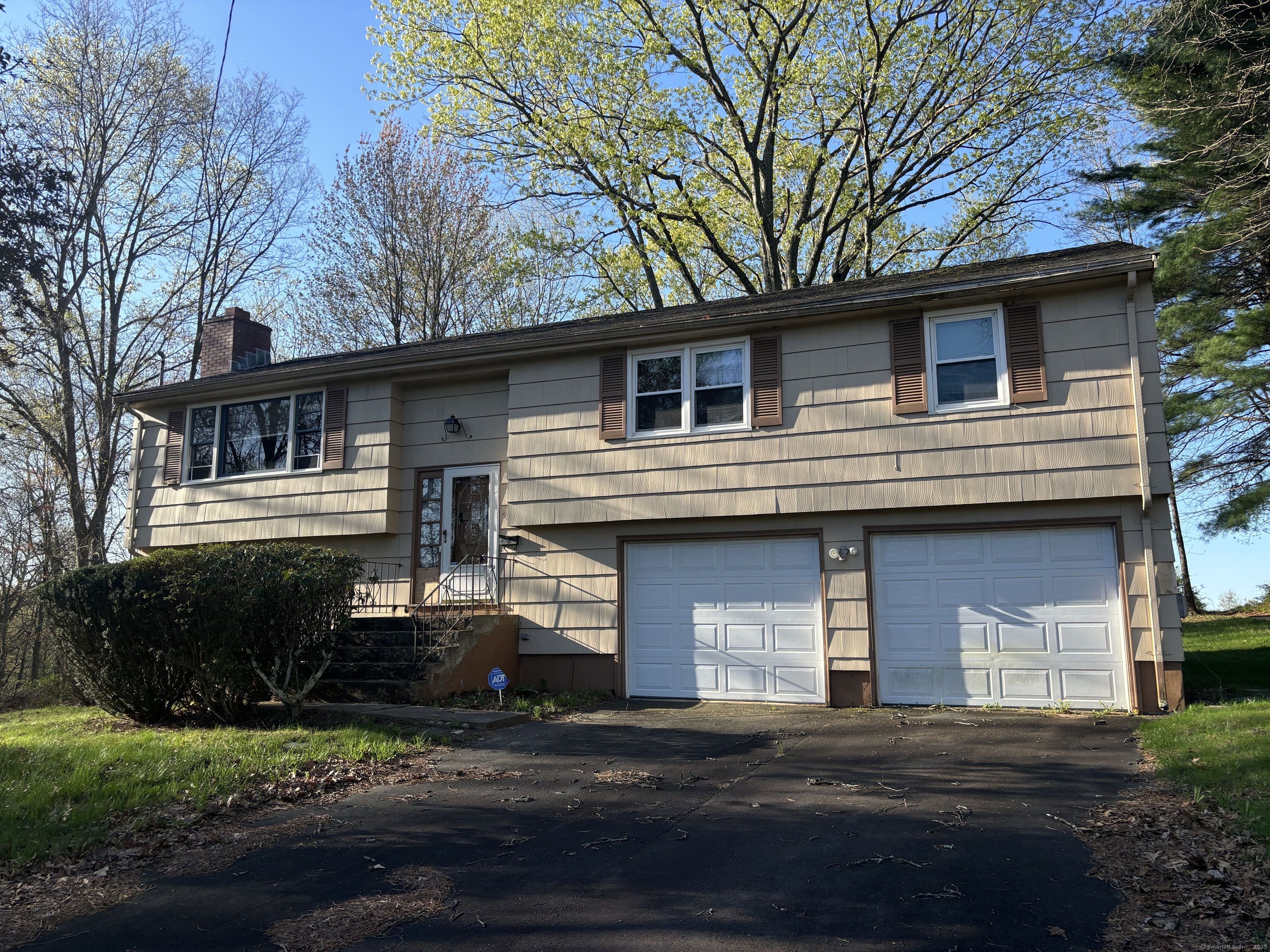 Florence Road, Bloomfield, Connecticut - 4 Bedrooms  
2 Bathrooms  
8 Rooms - 