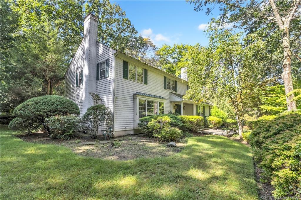 46 White Fall Lane, New Canaan, Connecticut - 5 Bedrooms  
4 Bathrooms  
10 Rooms - 