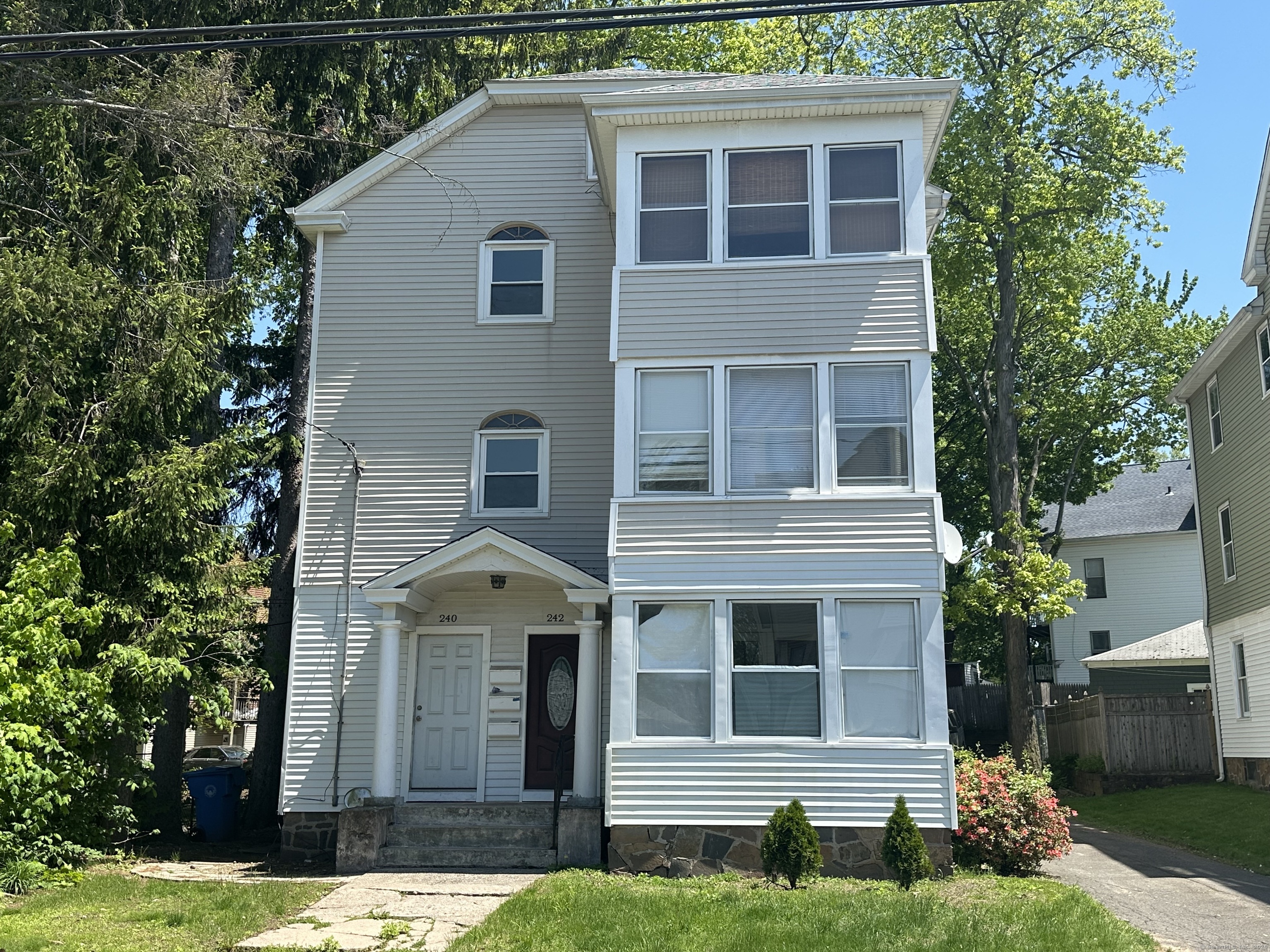 Linwood Street 2, New Britain, Connecticut - 3 Bedrooms  
1 Bathrooms  
6 Rooms - 