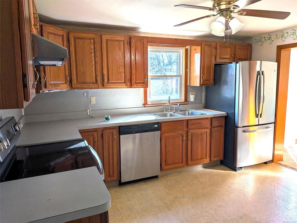 Photo of 880 Tolland Turnpike, Manchester, CT 06042 (MLS # 24143283)