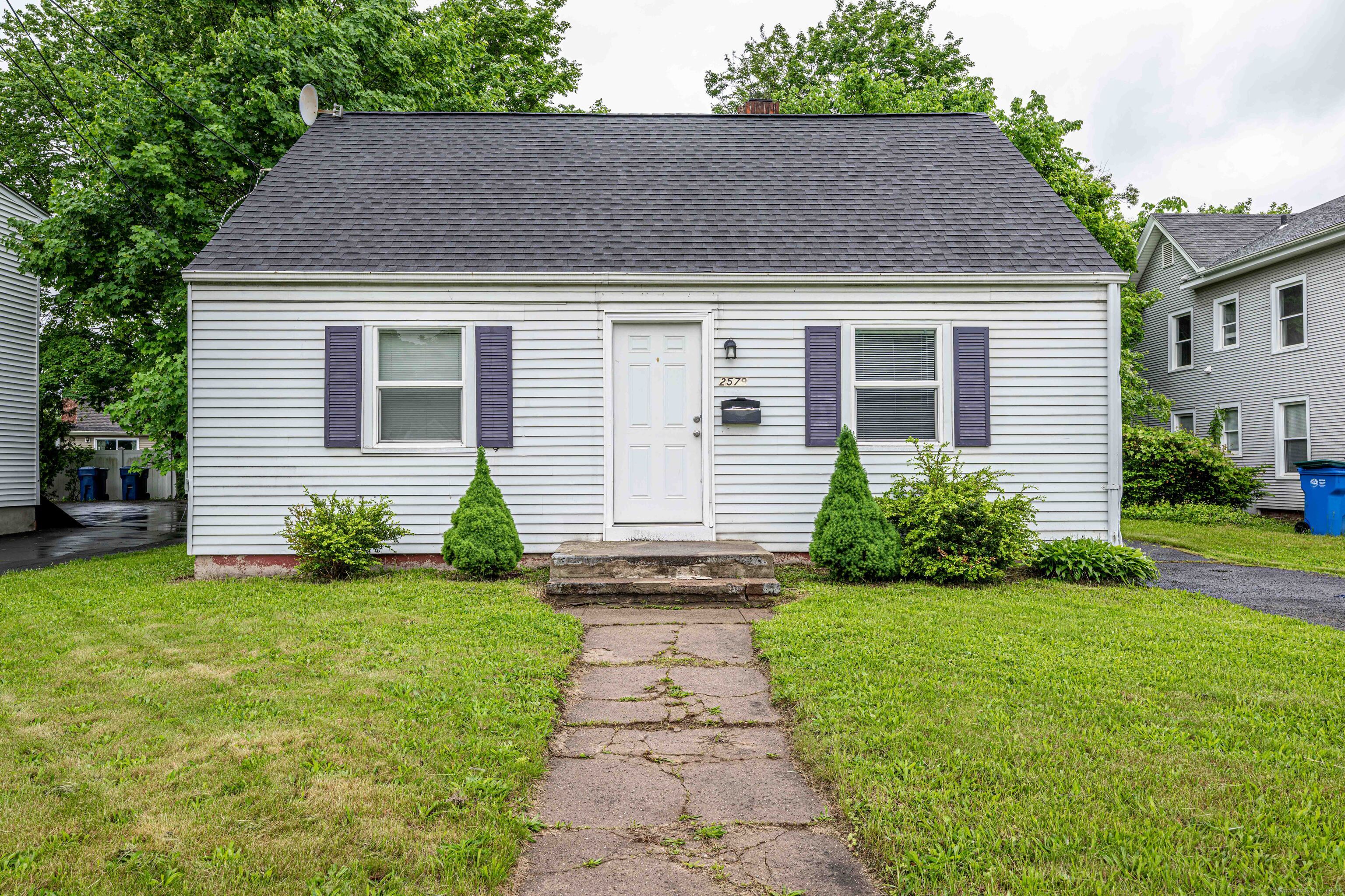 Whitney Avenue, Hamden, Connecticut - 2 Bedrooms  
1 Bathrooms  
6 Rooms - 
