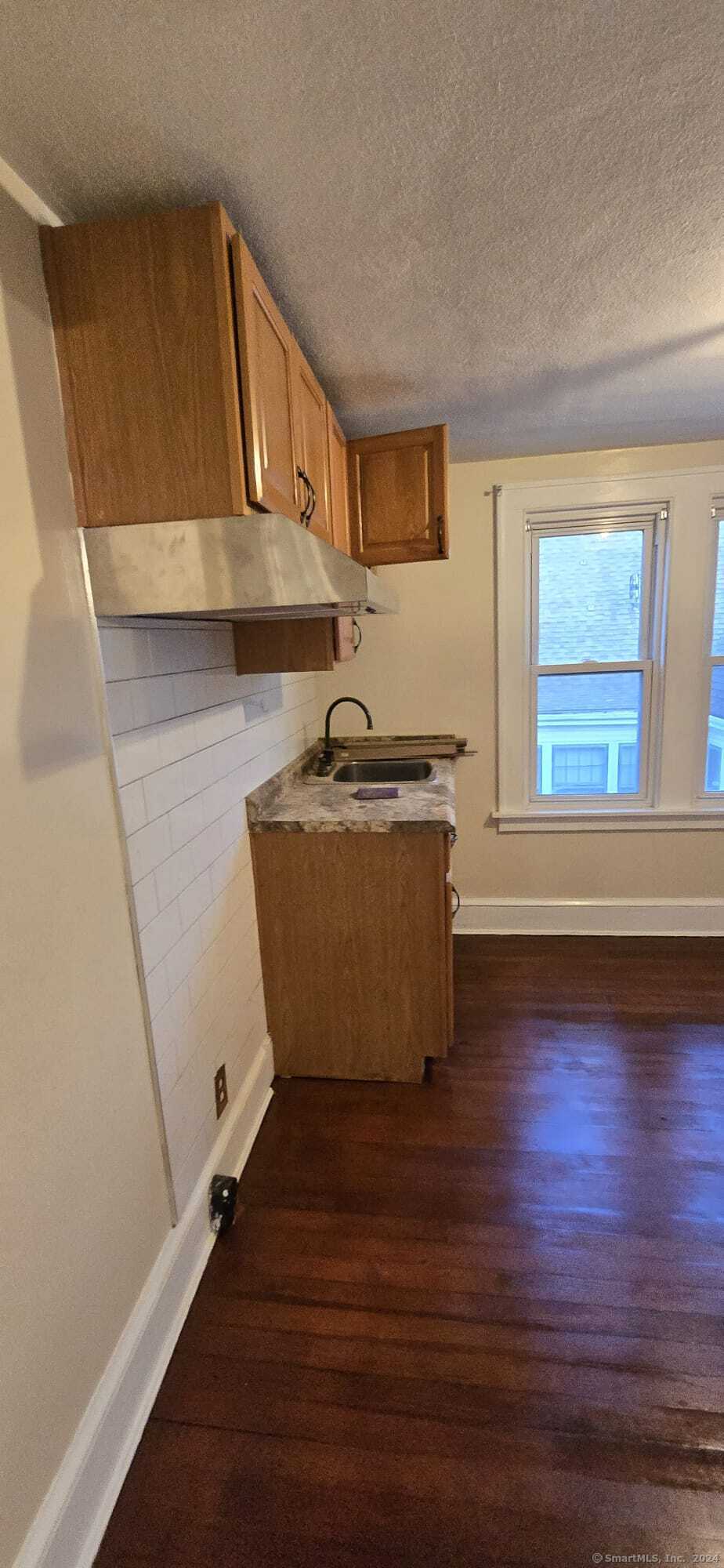 Buell Street 3, New Britain, Connecticut - 2 Bedrooms  
1 Bathrooms  
4 Rooms - 