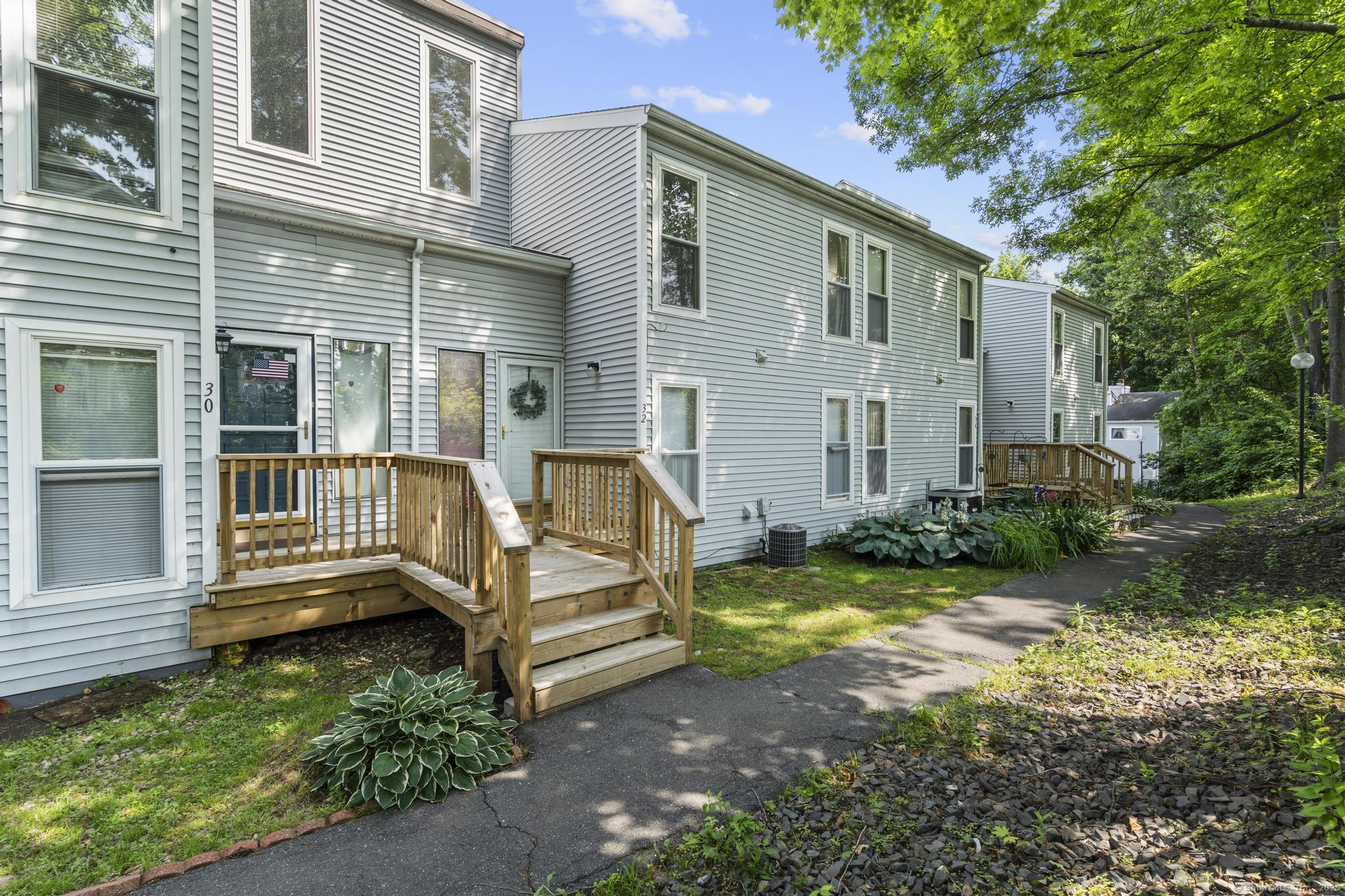 Glenview Drive 32, Cromwell, Connecticut - 3 Bedrooms  
3 Bathrooms  
6 Rooms - 