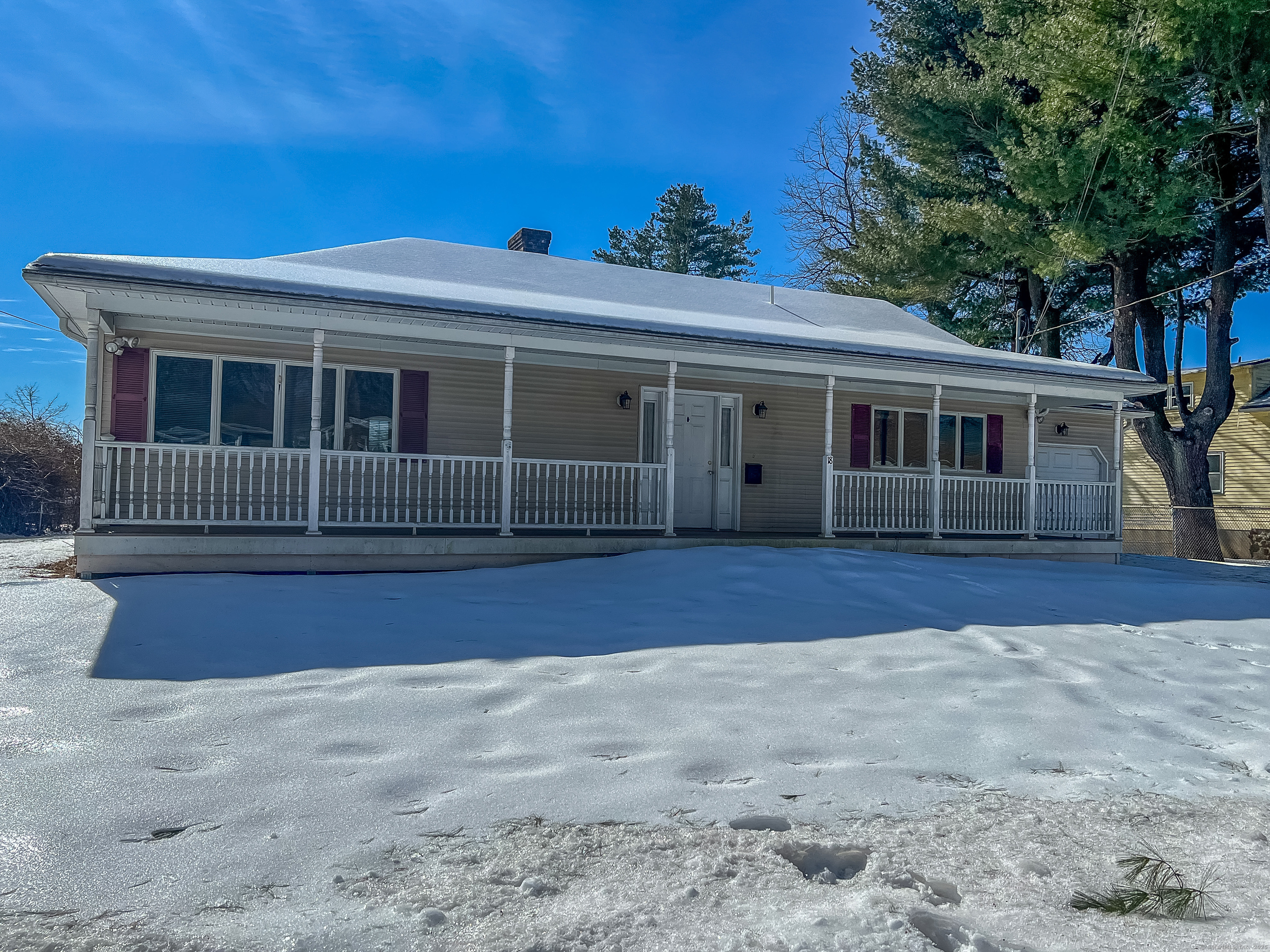 David Avenue, Plainville, Connecticut - 2 Bedrooms  
2 Bathrooms  
5 Rooms - 