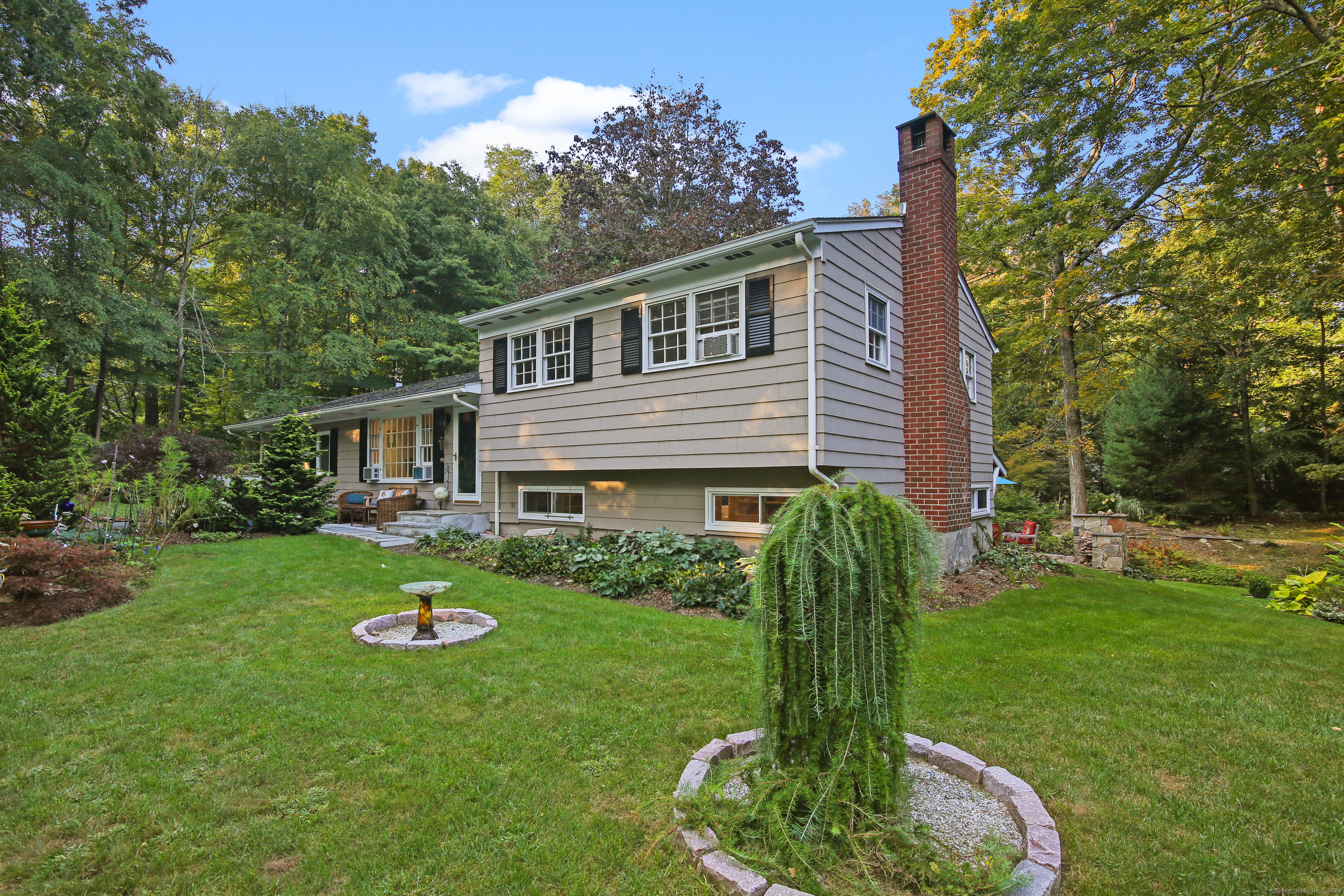 7 Short Lane, Ridgefield, Connecticut - 3 Bedrooms  
2 Bathrooms  
6 Rooms - 