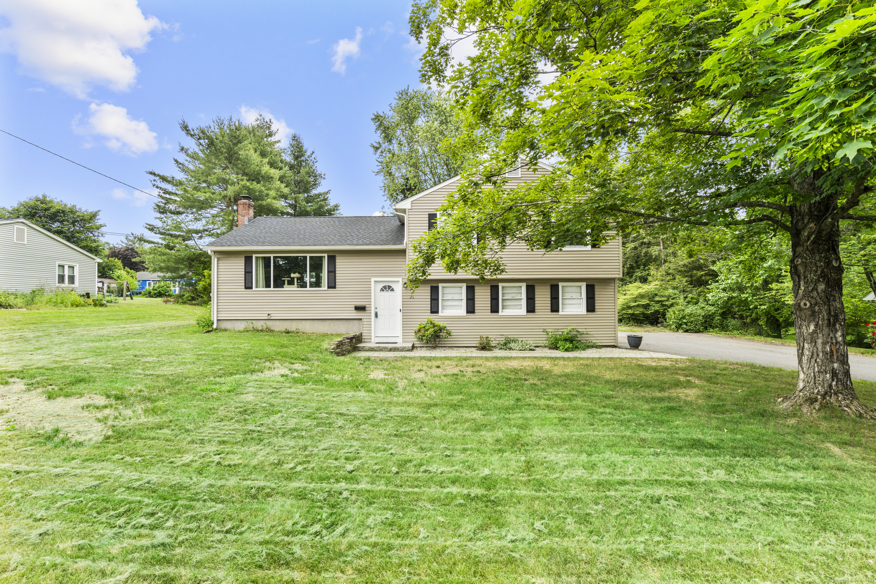 Cadwell Road, Bloomfield, Connecticut - 3 Bedrooms  
3 Bathrooms  
7 Rooms - 