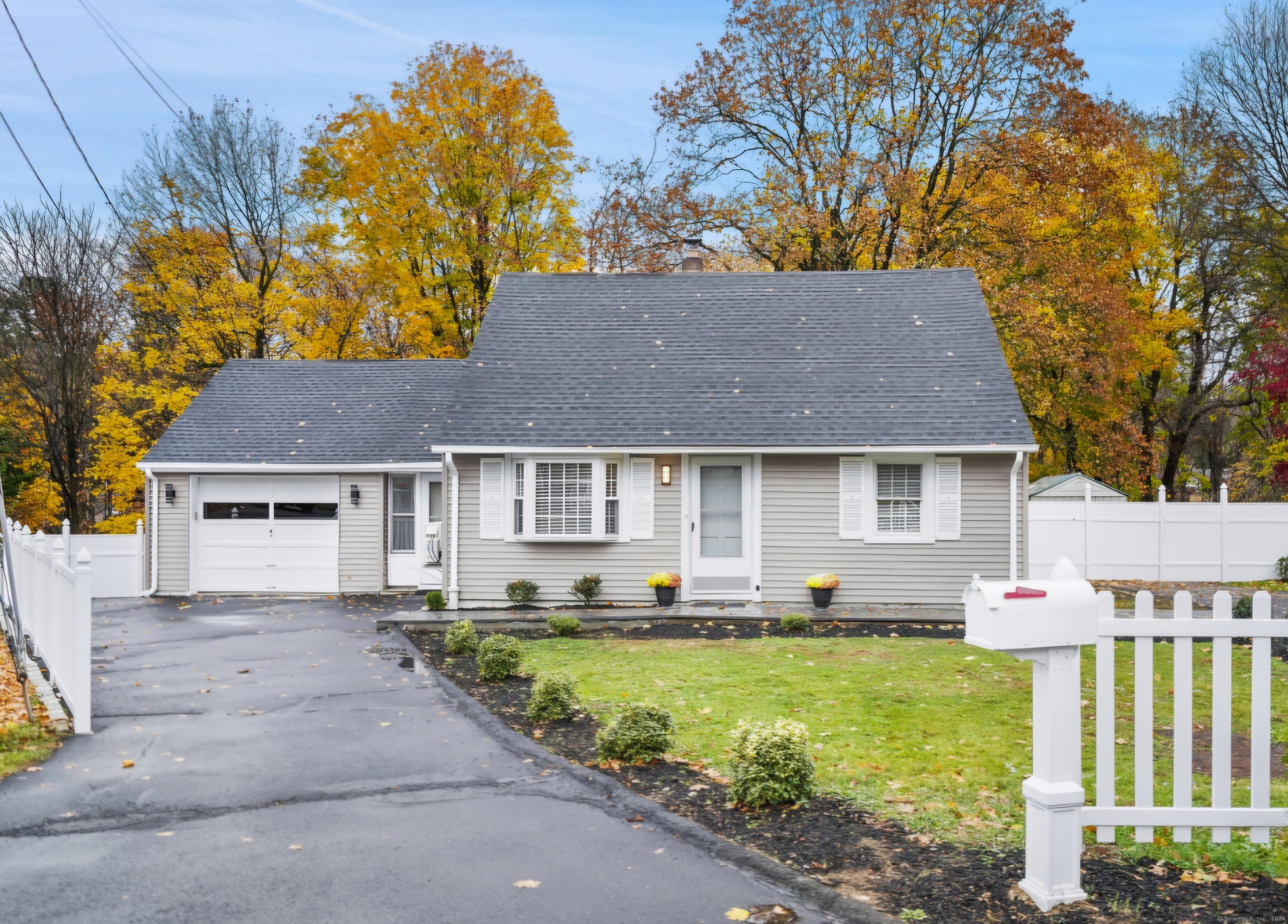 Property for Sale at 86 Old Barn Road, Stamford, Connecticut - Bedrooms: 4 
Bathrooms: 2 
Rooms: 7  - $645,000