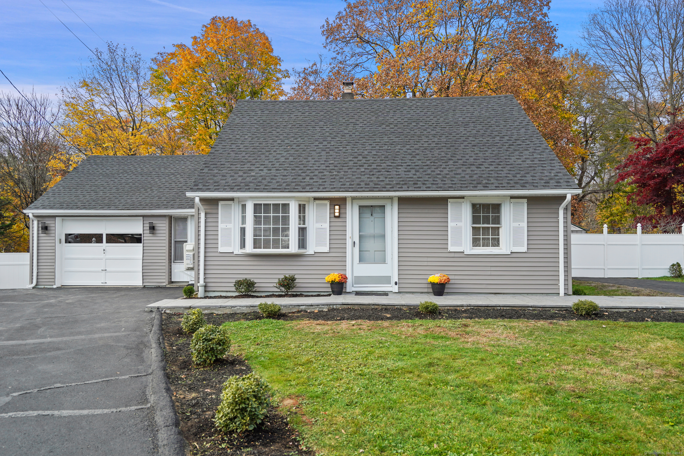 86 Old Barn Road, Stamford, Connecticut - 4 Bedrooms  
2 Bathrooms  
7 Rooms - 