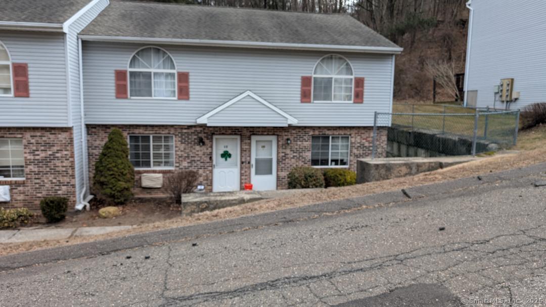 Pine Hill Road 1F, Thomaston, Connecticut - 2 Bedrooms  
2 Bathrooms  
4 Rooms - 