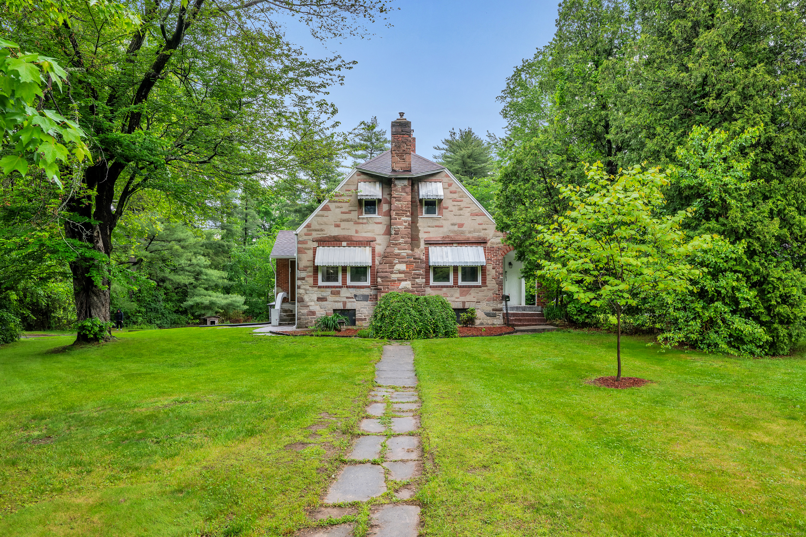 Park Avenue, Bloomfield, Connecticut - 4 Bedrooms  
2 Bathrooms  
7 Rooms - 
