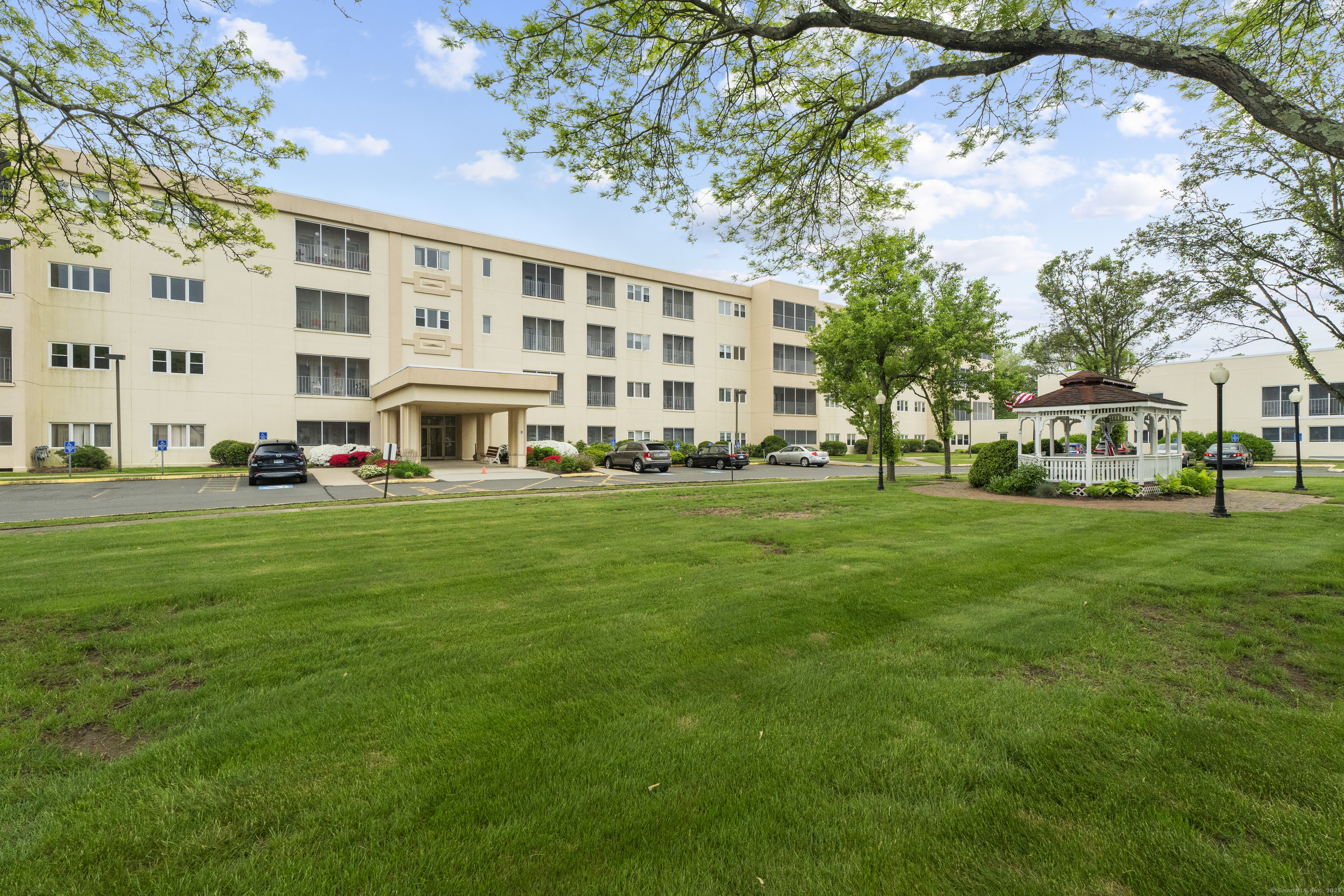 Property for Sale at Washington Avenue 2-307, Hamden, Connecticut - Bedrooms: 2 
Bathrooms: 2 
Rooms: 4  - $245,000