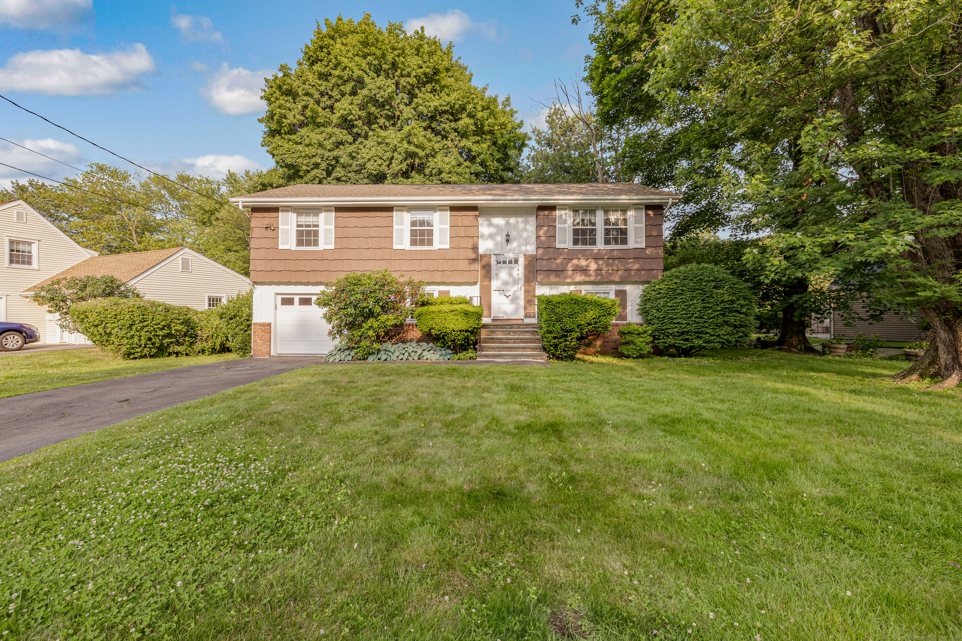 Barmore Dr W Drive, Stamford, Connecticut - 3 Bedrooms  
2 Bathrooms  
3 Rooms - 
