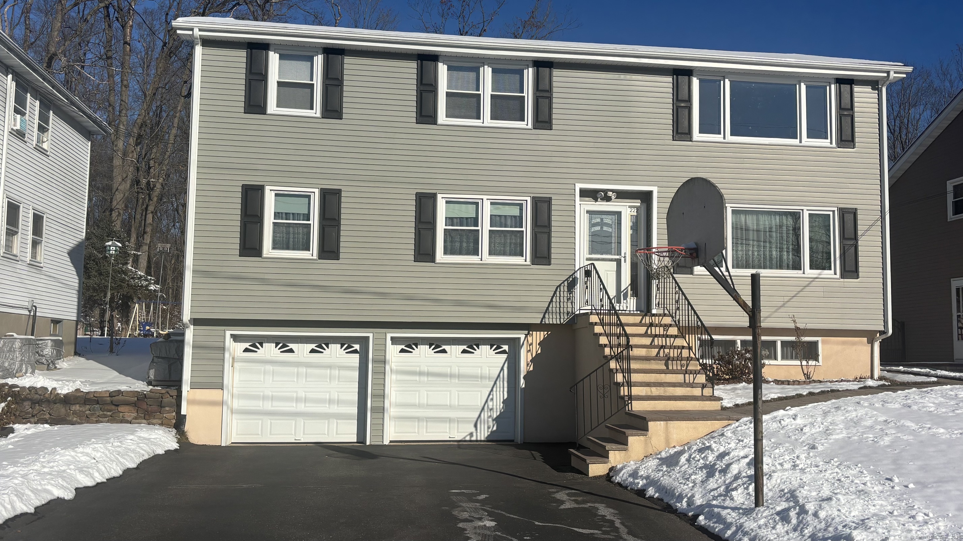 Joy Lane, New Britain, Connecticut - 6 Bedrooms  
2 Bathrooms  
5 Rooms - 