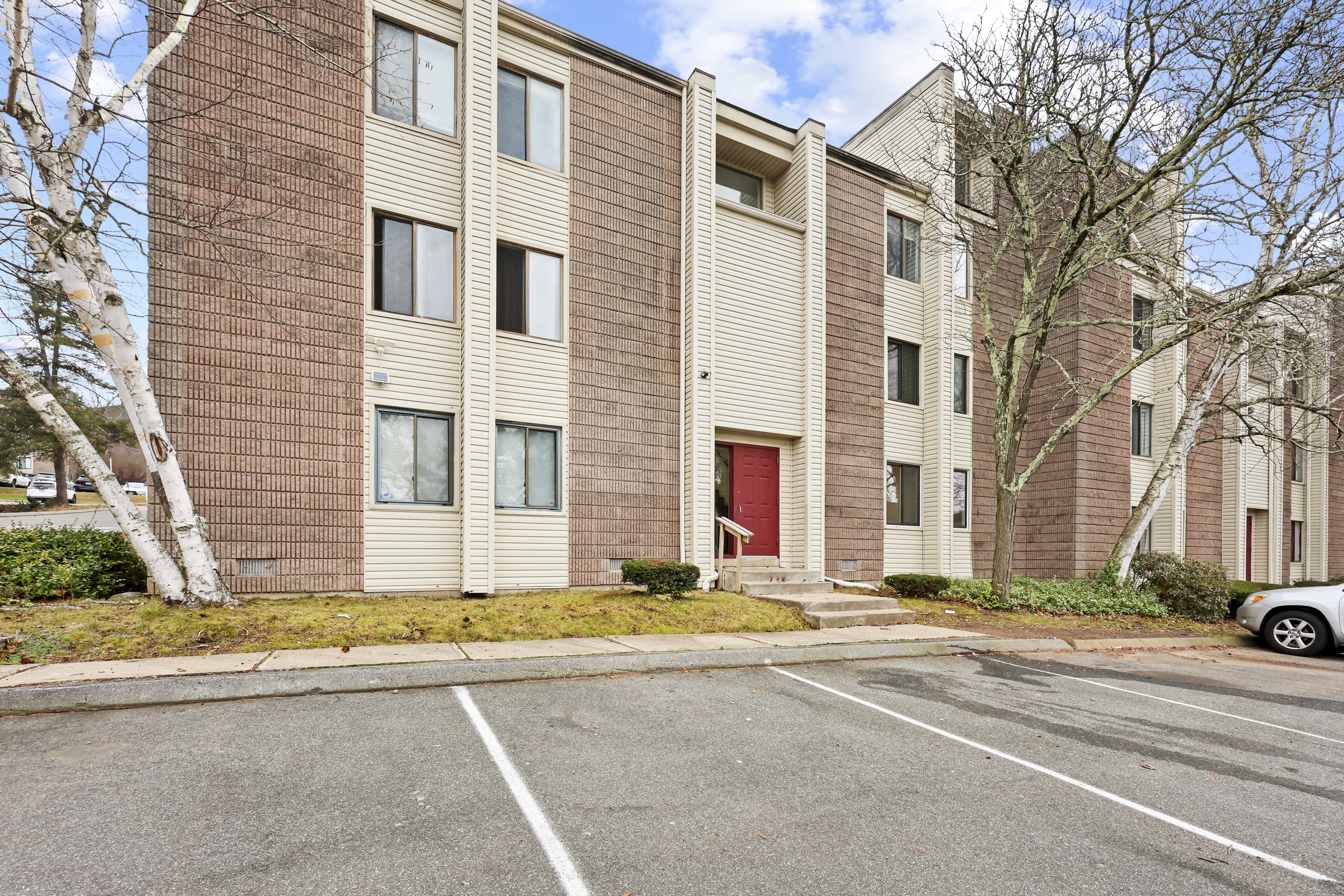 Middletown, Connecticut 06457, United States, 2 Bedrooms Bedrooms, ,1 BathroomBathrooms,Residential,Active,248031