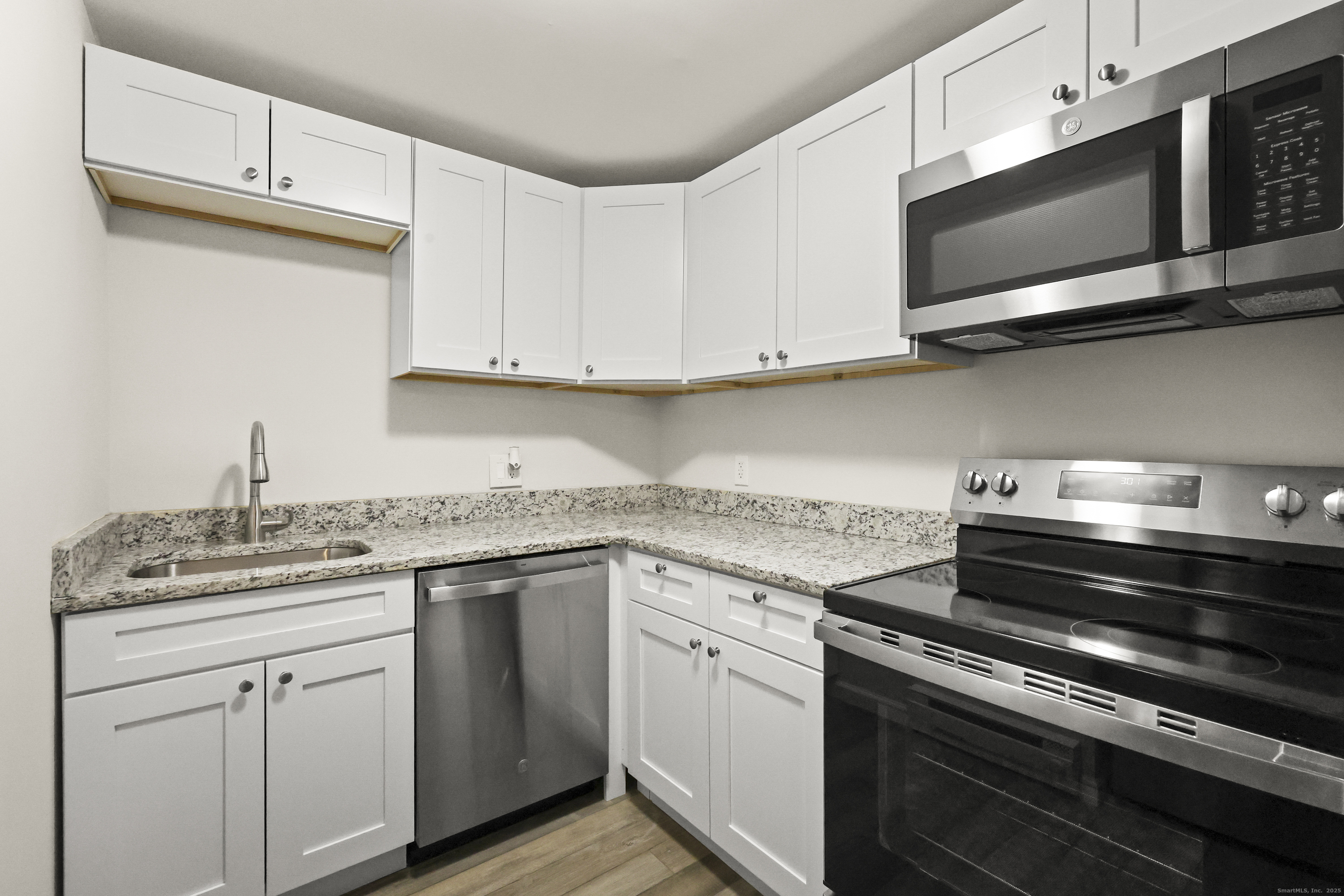 Middletown, Connecticut 06457, United States, 2 Bedrooms Bedrooms, ,1 BathroomBathrooms,Residential,Active,248031