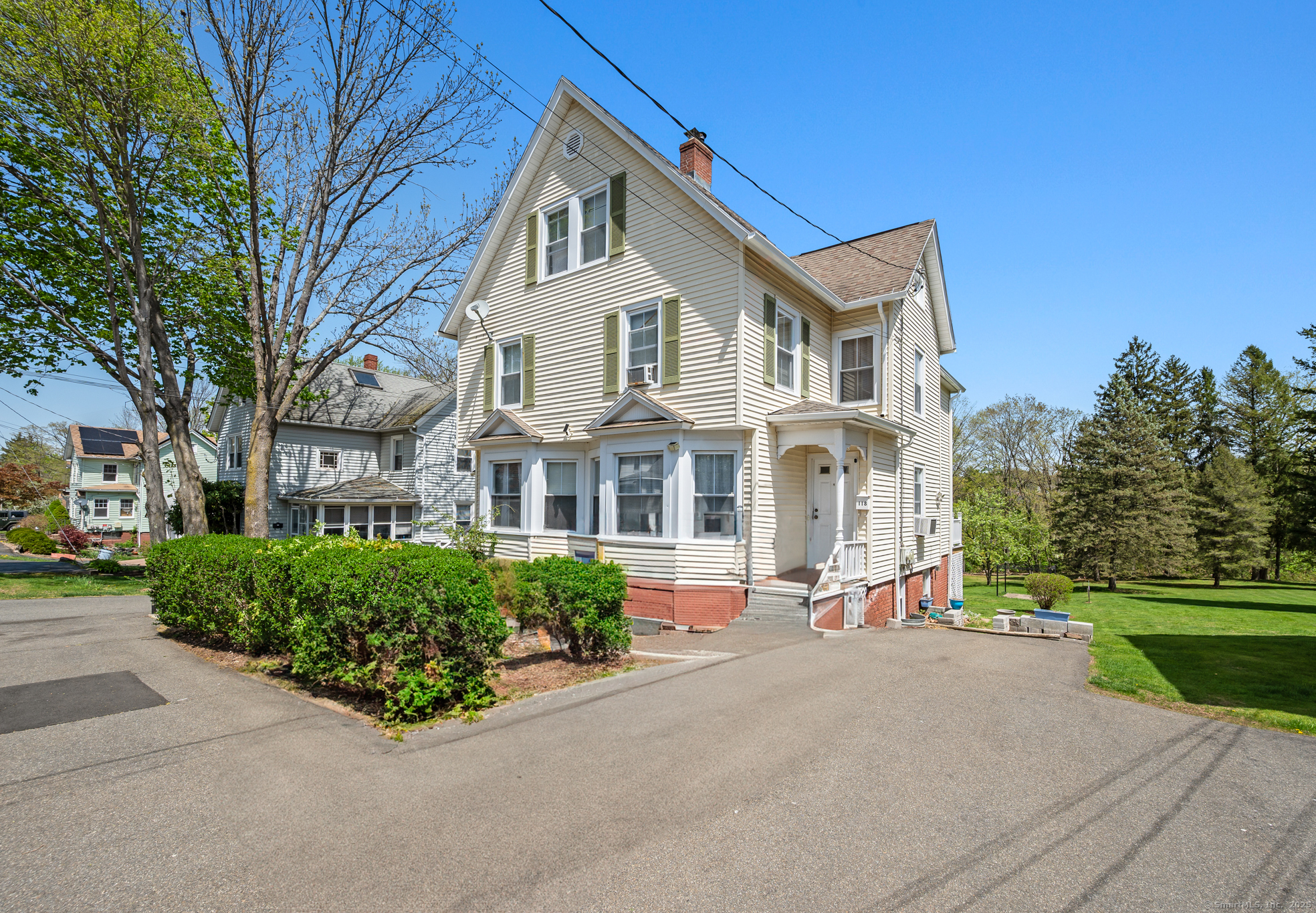 Front Street, Middletown, Connecticut - 6 Bedrooms  
2 Bathrooms  
12 Rooms - 