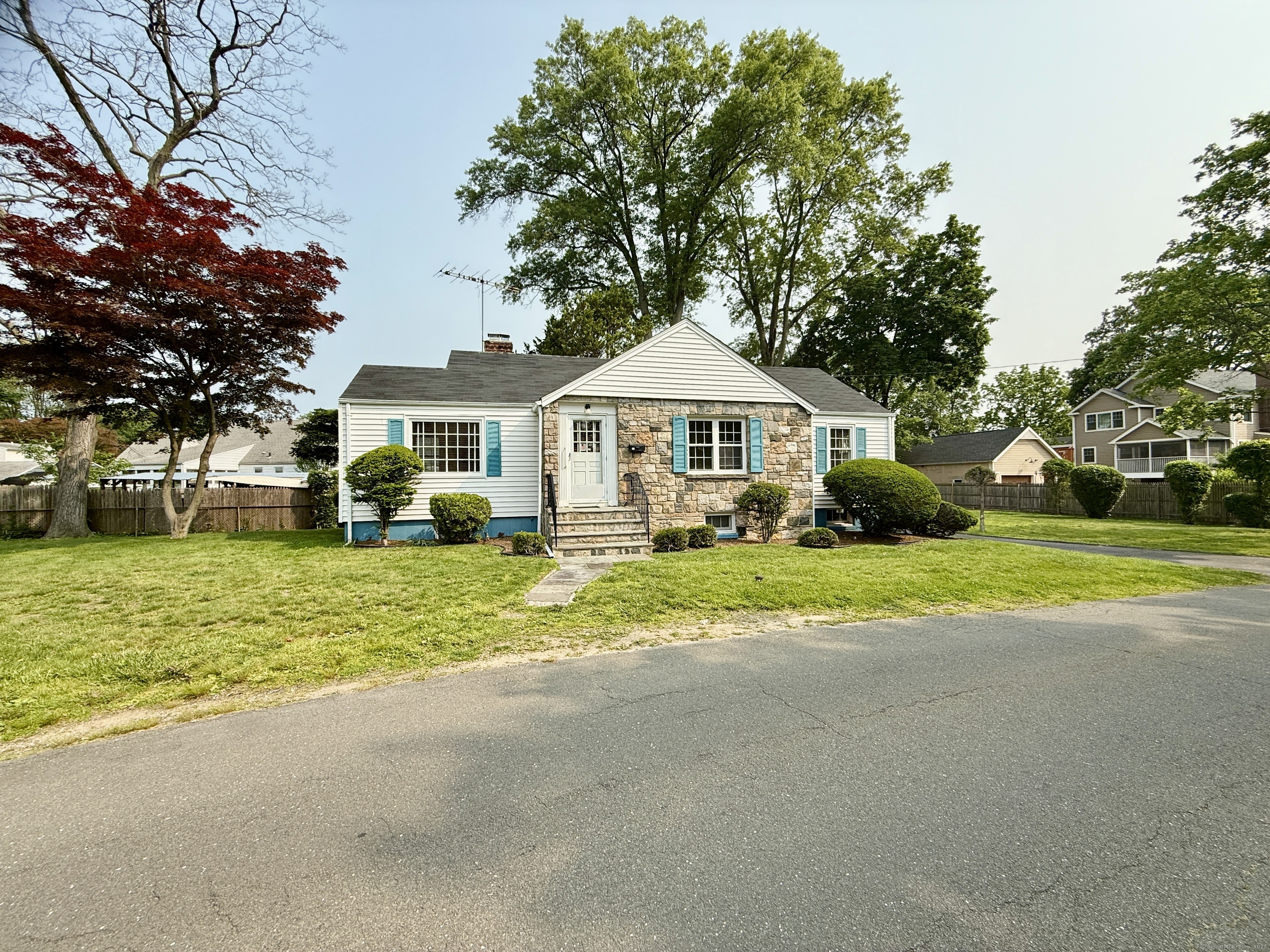 Hedge Drive, Norwalk, Connecticut - 3 Bedrooms  
1 Bathrooms  
6 Rooms - 