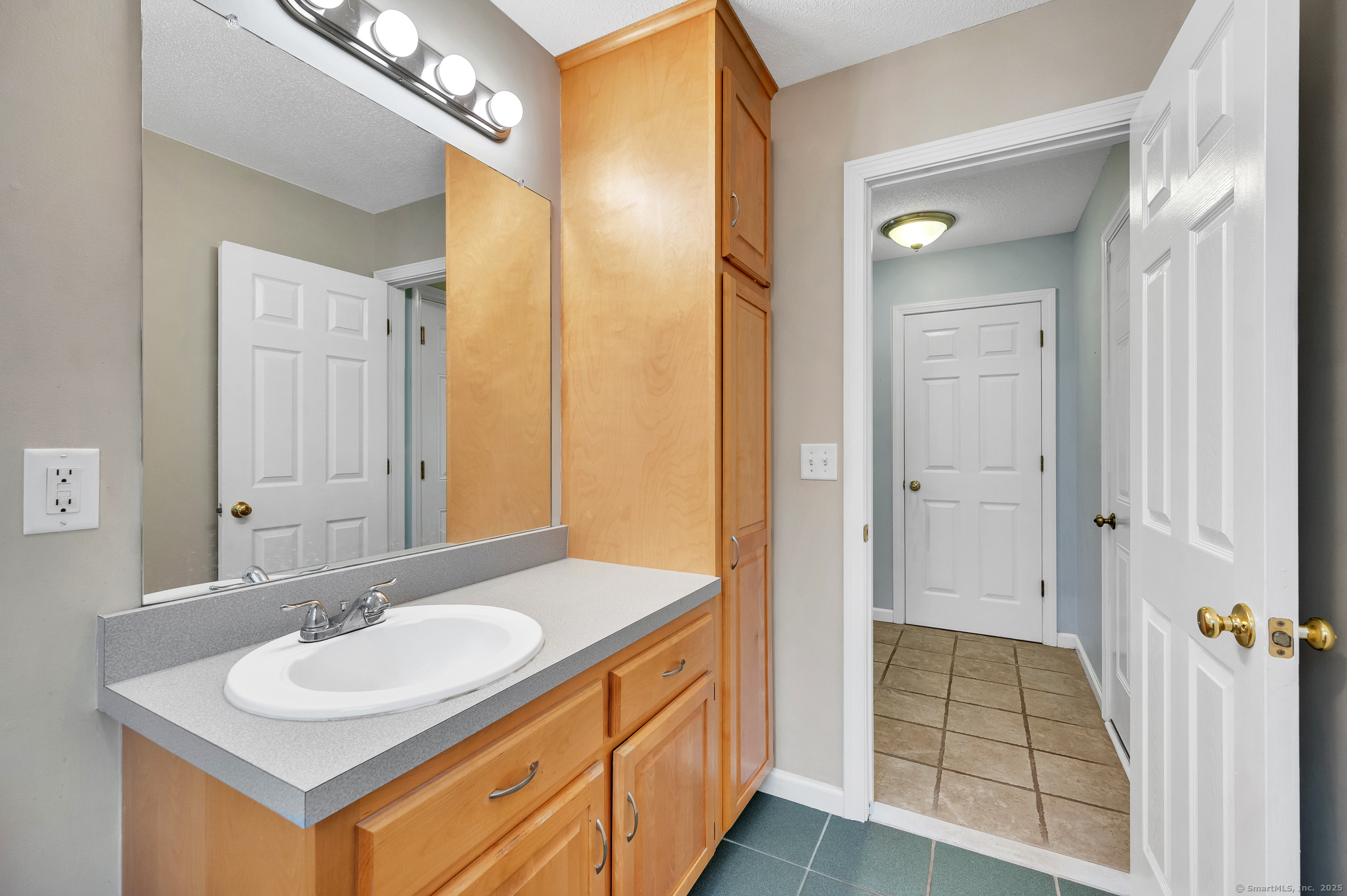 27 Olde Village Circle #27, Wallingford, Connecticut image 16