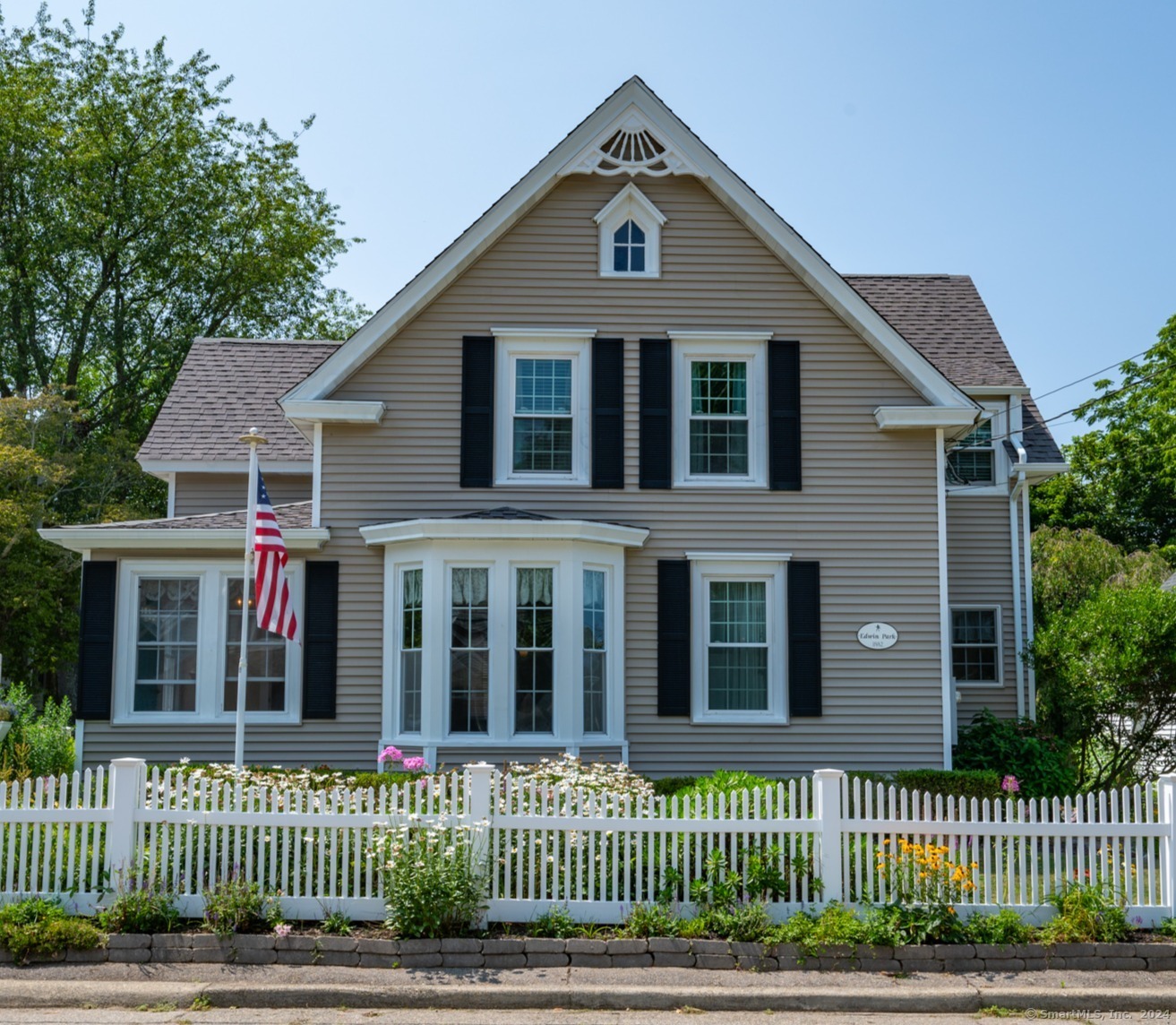 77 Cottage Street, Groton, Connecticut - 4 Bedrooms  
3 Bathrooms  
10 Rooms - 