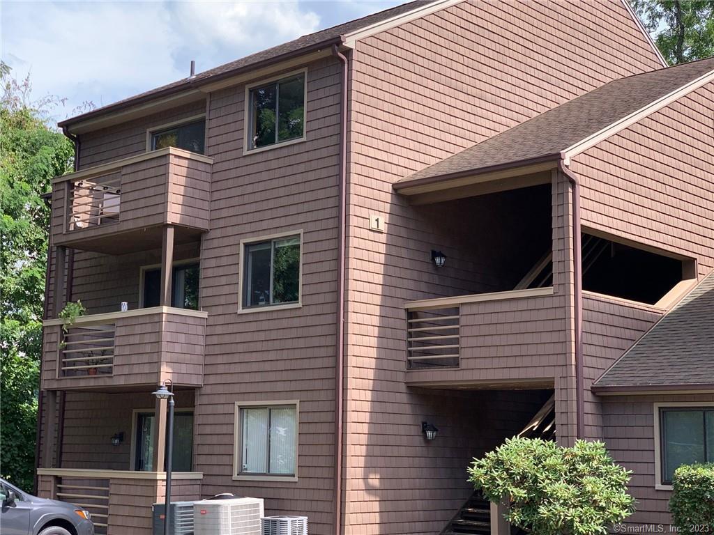 Rental Property at 166 Old Brookfield Road 1A3, Danbury, Connecticut - Bedrooms: 1 
Bathrooms: 1 
Rooms: 4  - $1,900 MO.