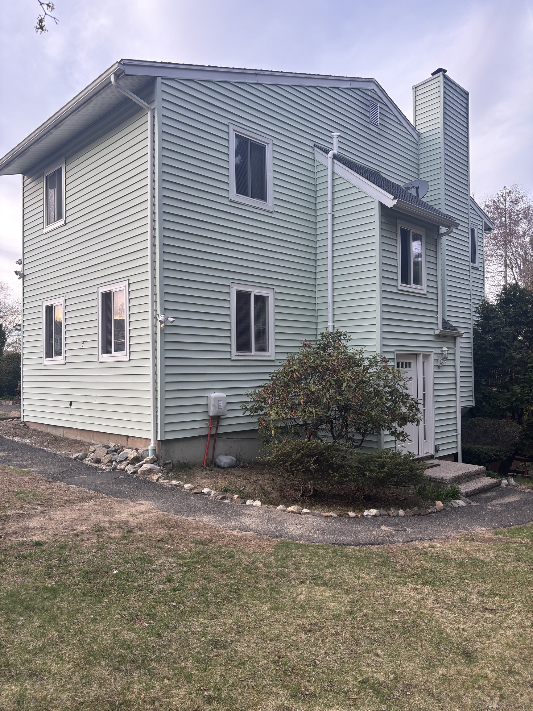 Main Street Apt 7, Plymouth, Connecticut - 2 Bedrooms  
3 Bathrooms  
5 Rooms - 
